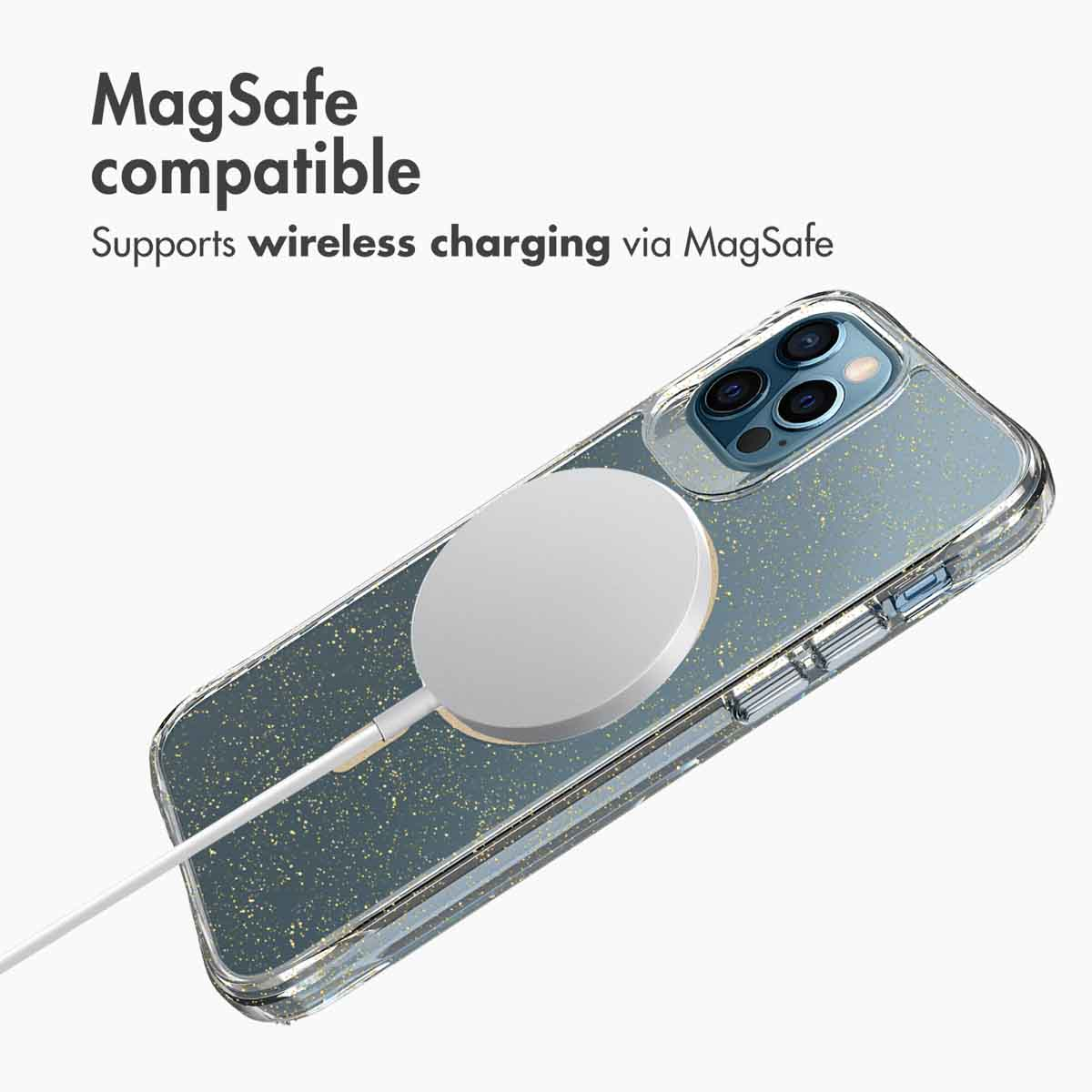 Glitzernde Handyhülle auf einem Smartphone mit kabellosem MagSafe-Ladegerät.