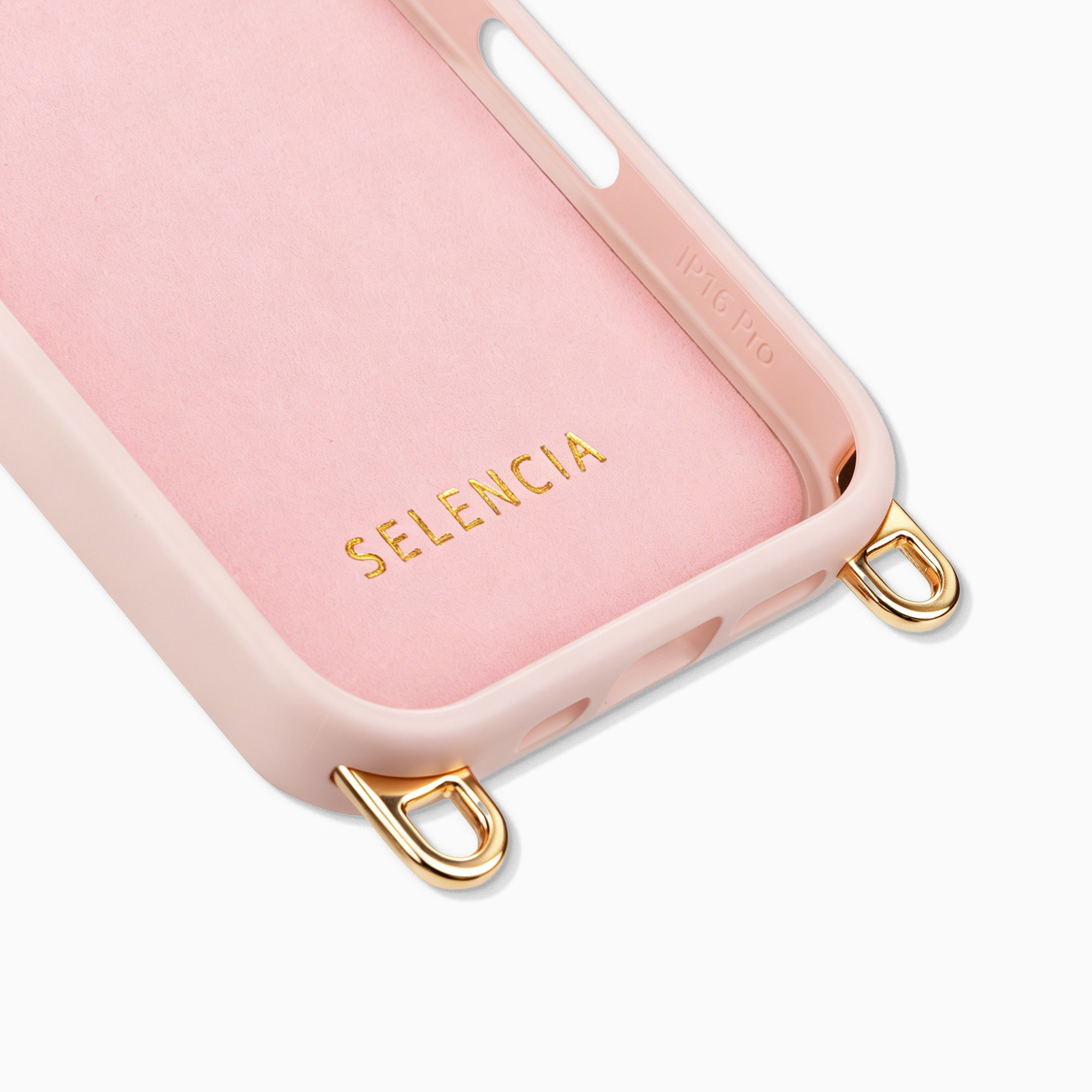 Una funda de teléfono rosa claro con presillas de metal dorado y la palabra Selencia en letras doradas.