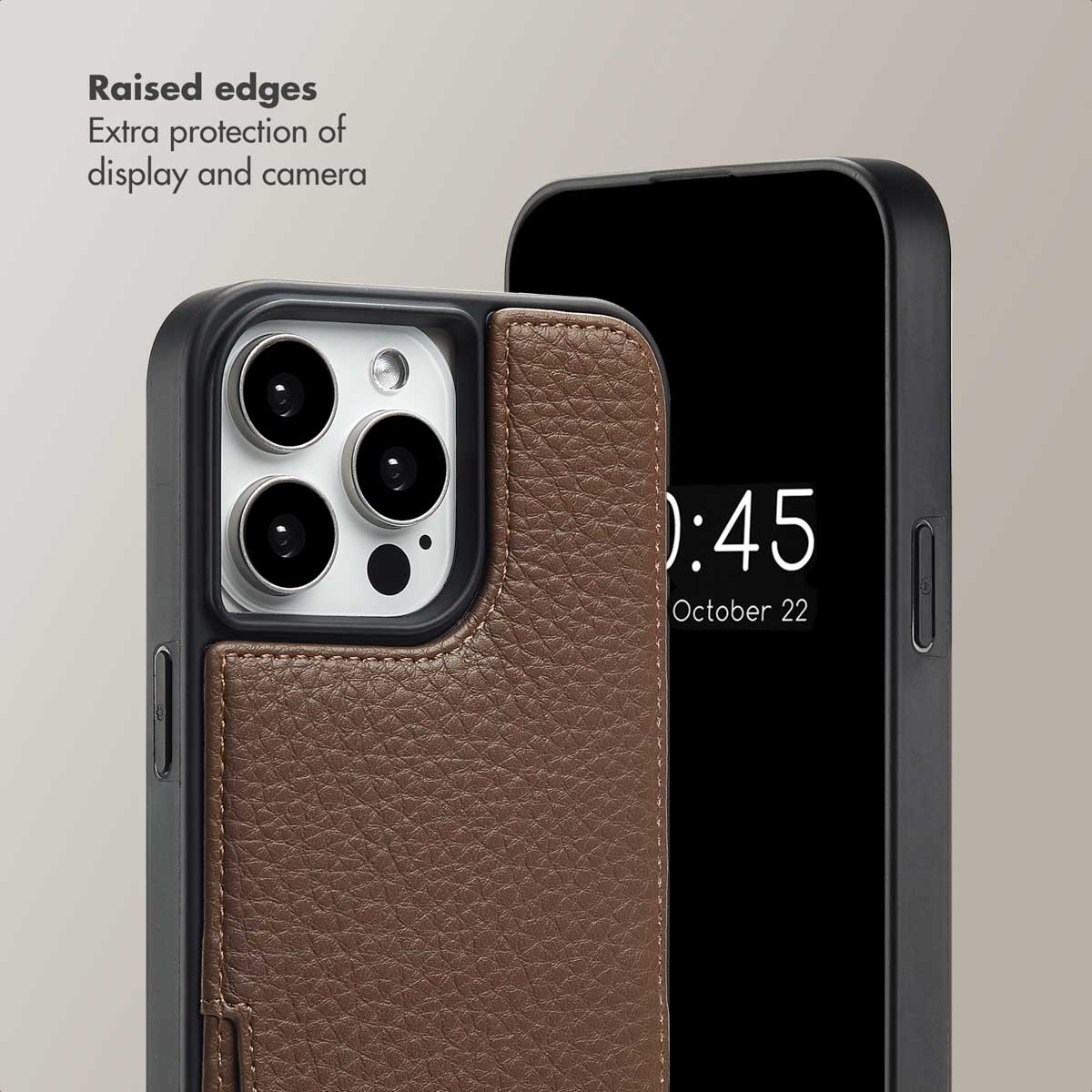 Smartphone dans un étui en cuir marron montrant des bords surélevés.