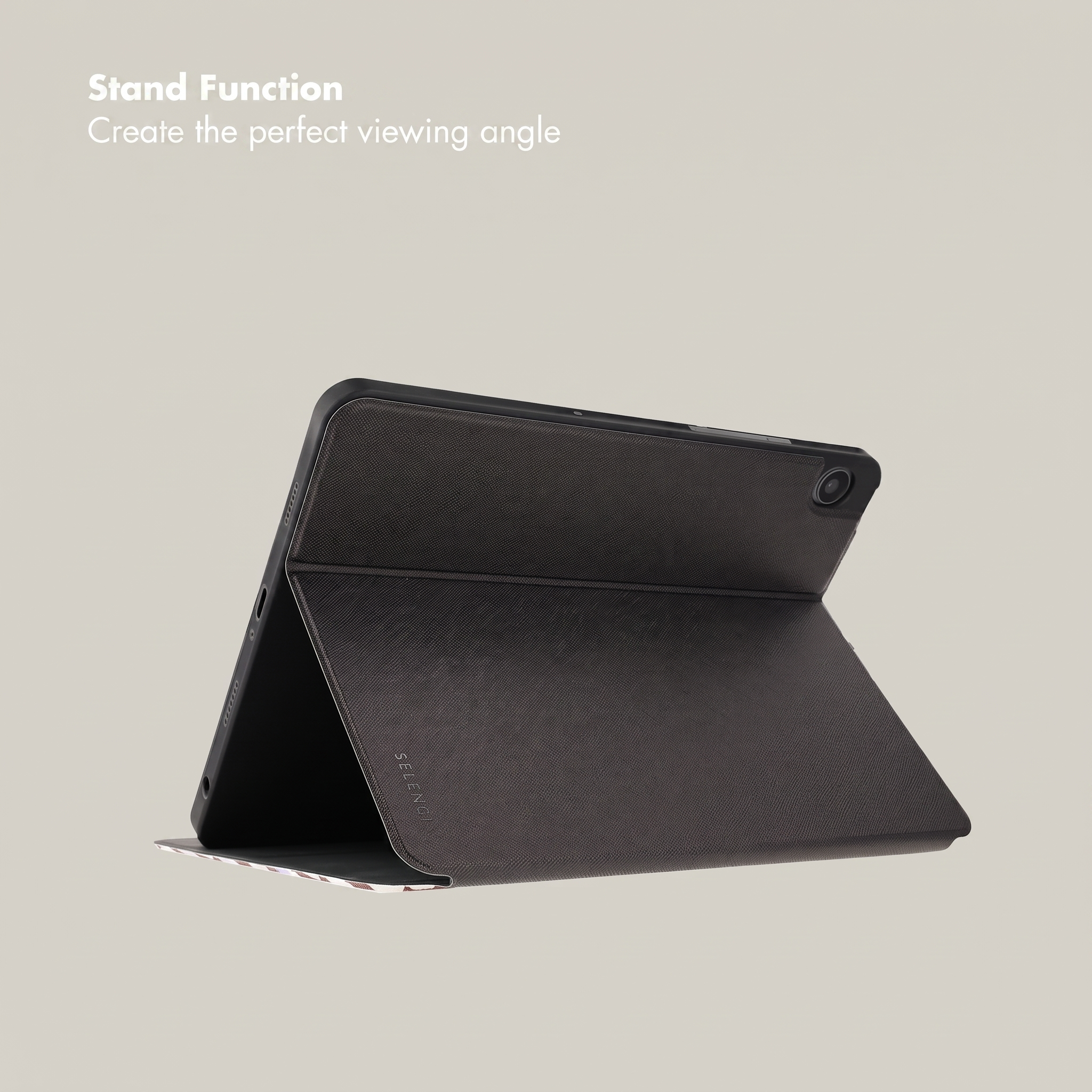 Une tablette noire dans un étui support sur fond clair.