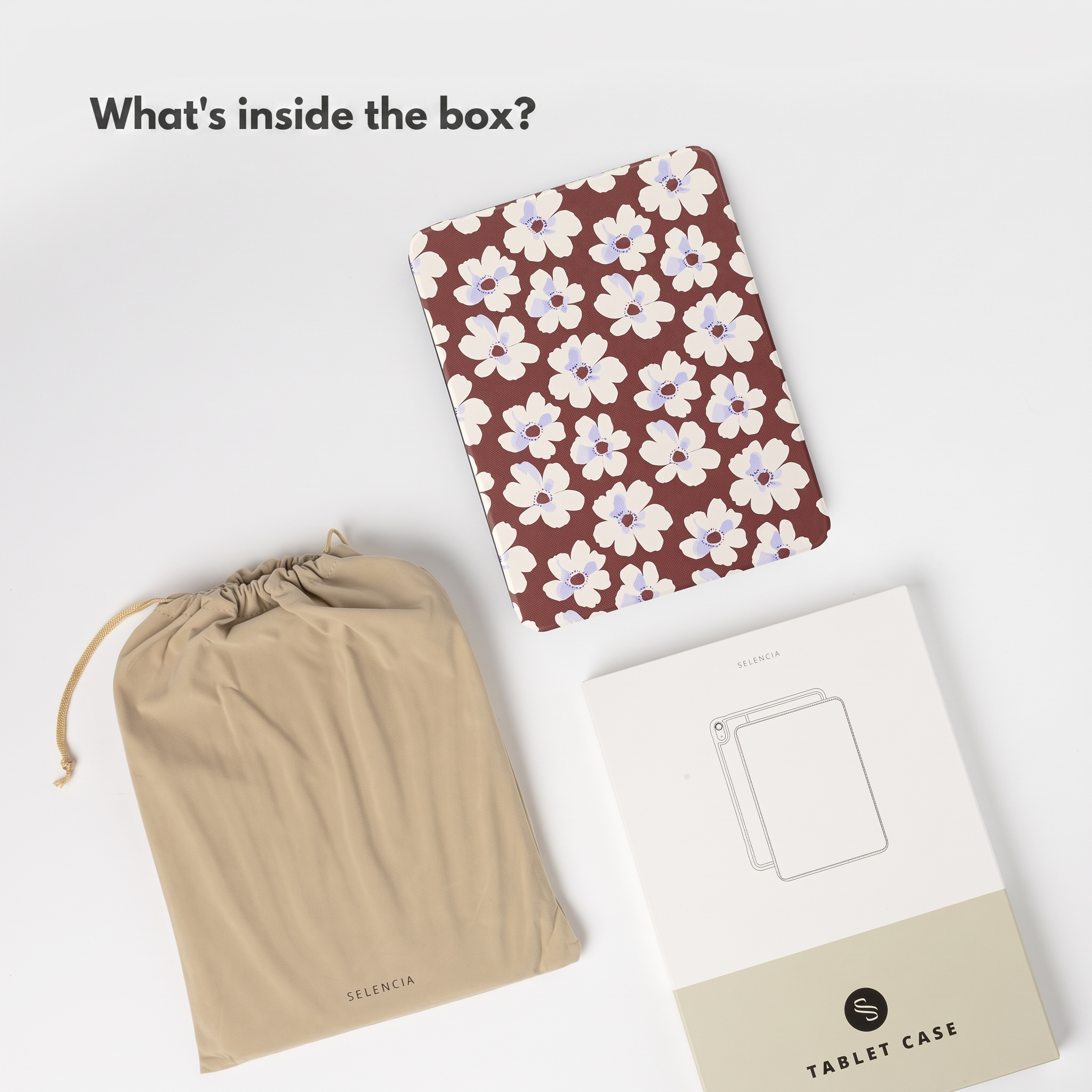 Une coque de tablette florale, une pochette beige et une boîte de coque sur fond blanc.