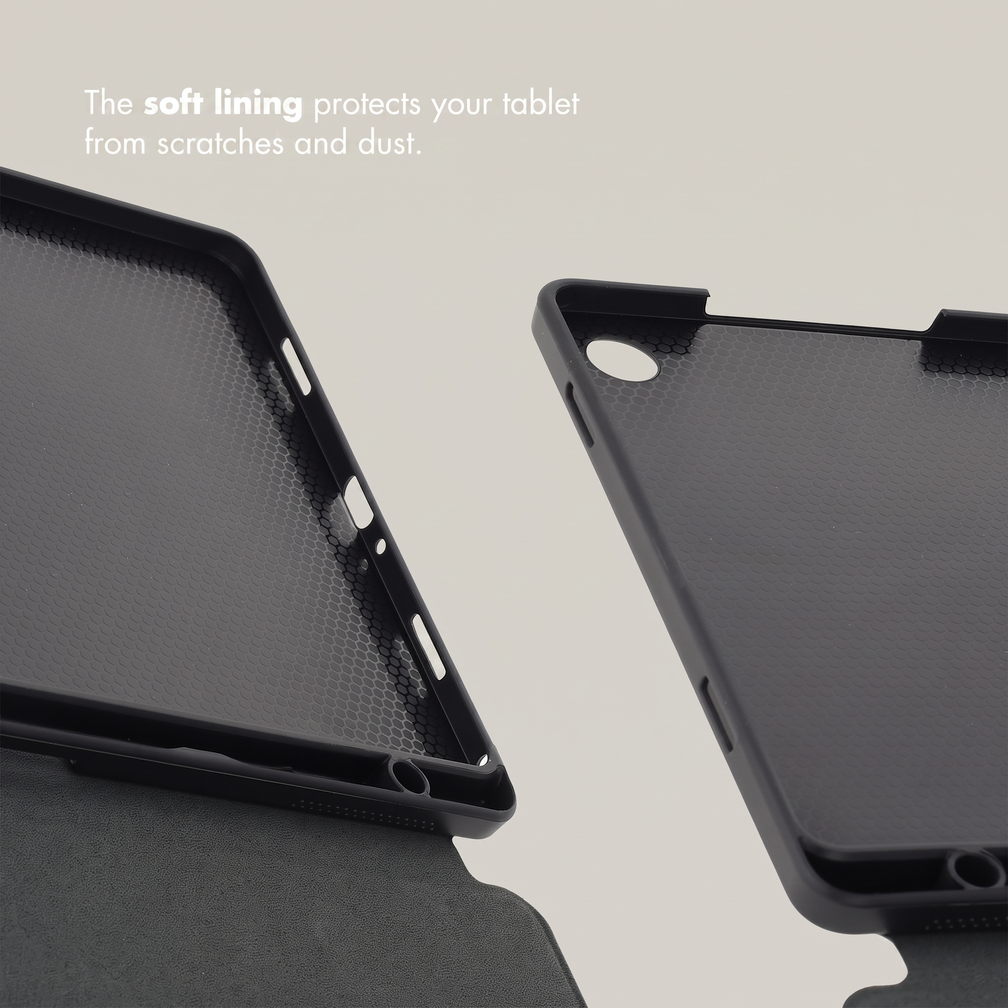 Deux étuis de tablette noirs avec intérieur alvéolé sur fond gris clair. Texte : The soft lining protects your tablet.