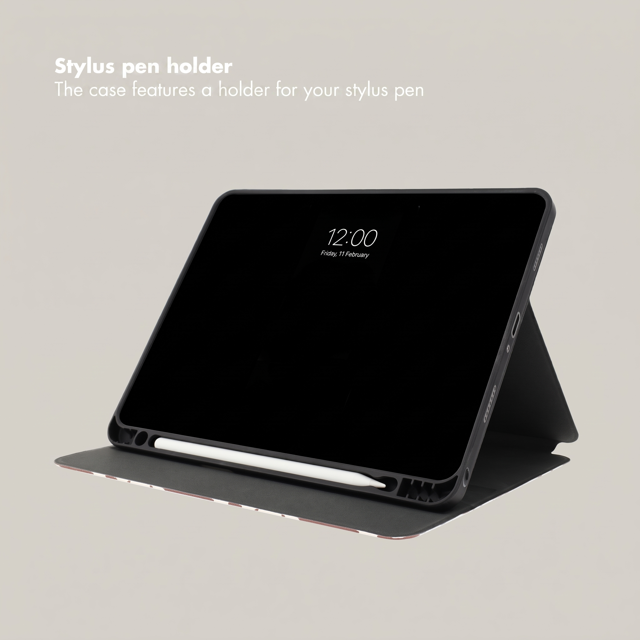 Une tablette dans un étui de protection avec un porte-stylet intégré et un stylet blanc.