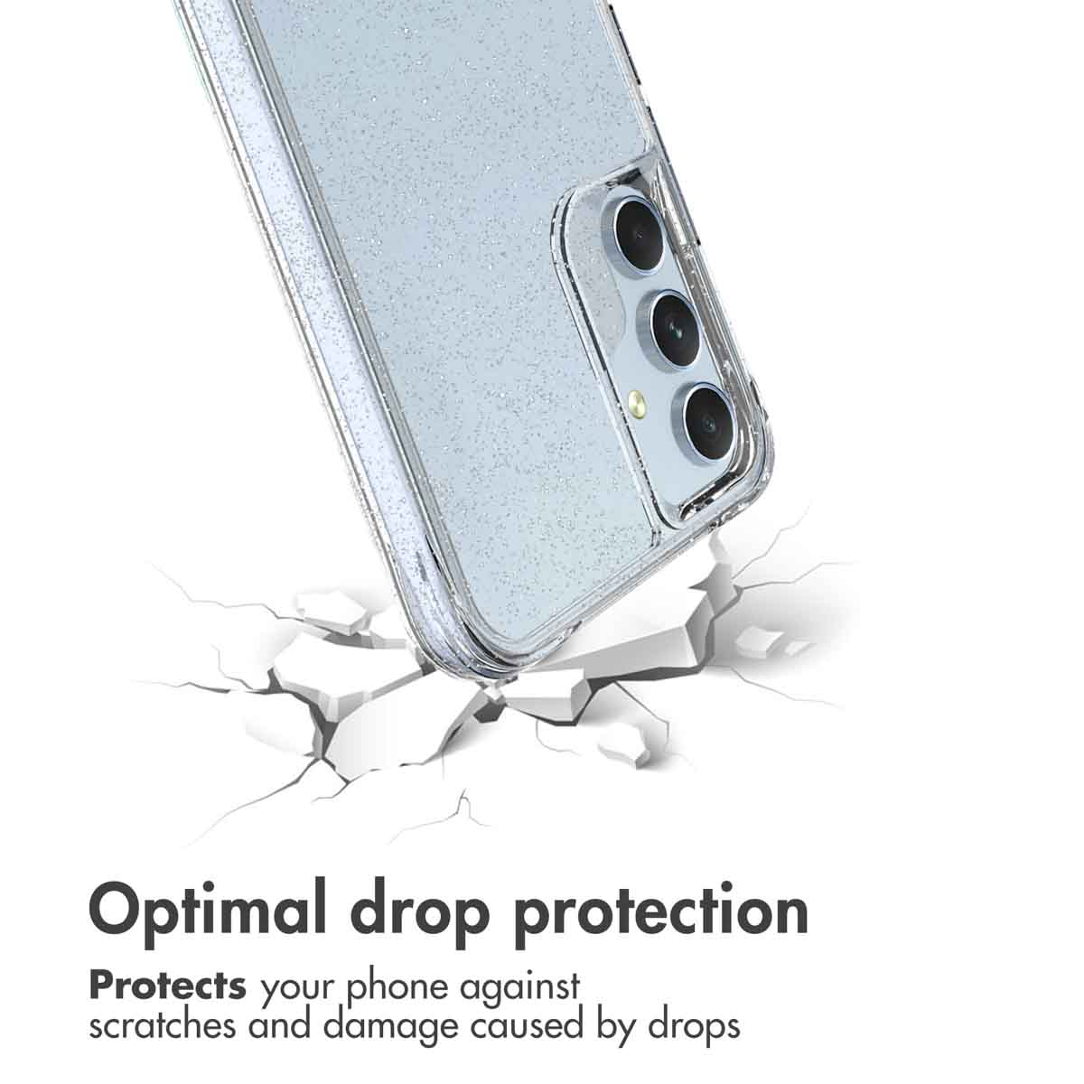 Ein Smartphone in transparenter Glitzerhülle über zerbrochener weißer Oberfläche als Sturzschutz.