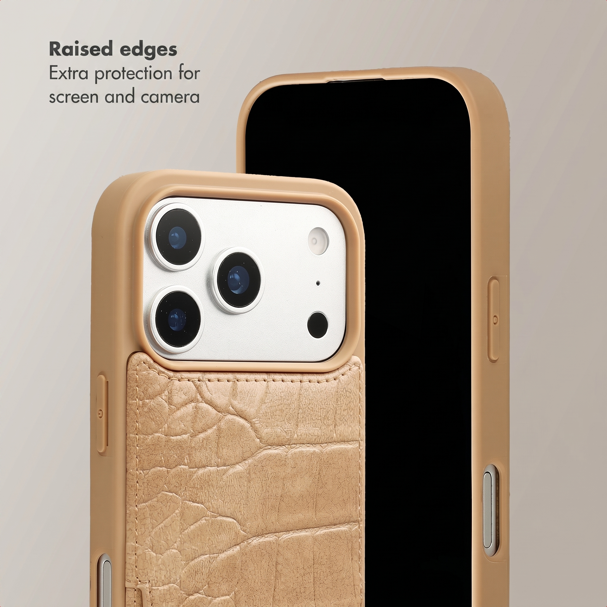 Fundador de teléfono beige con bolsillo texturizado y recorte para cámara.