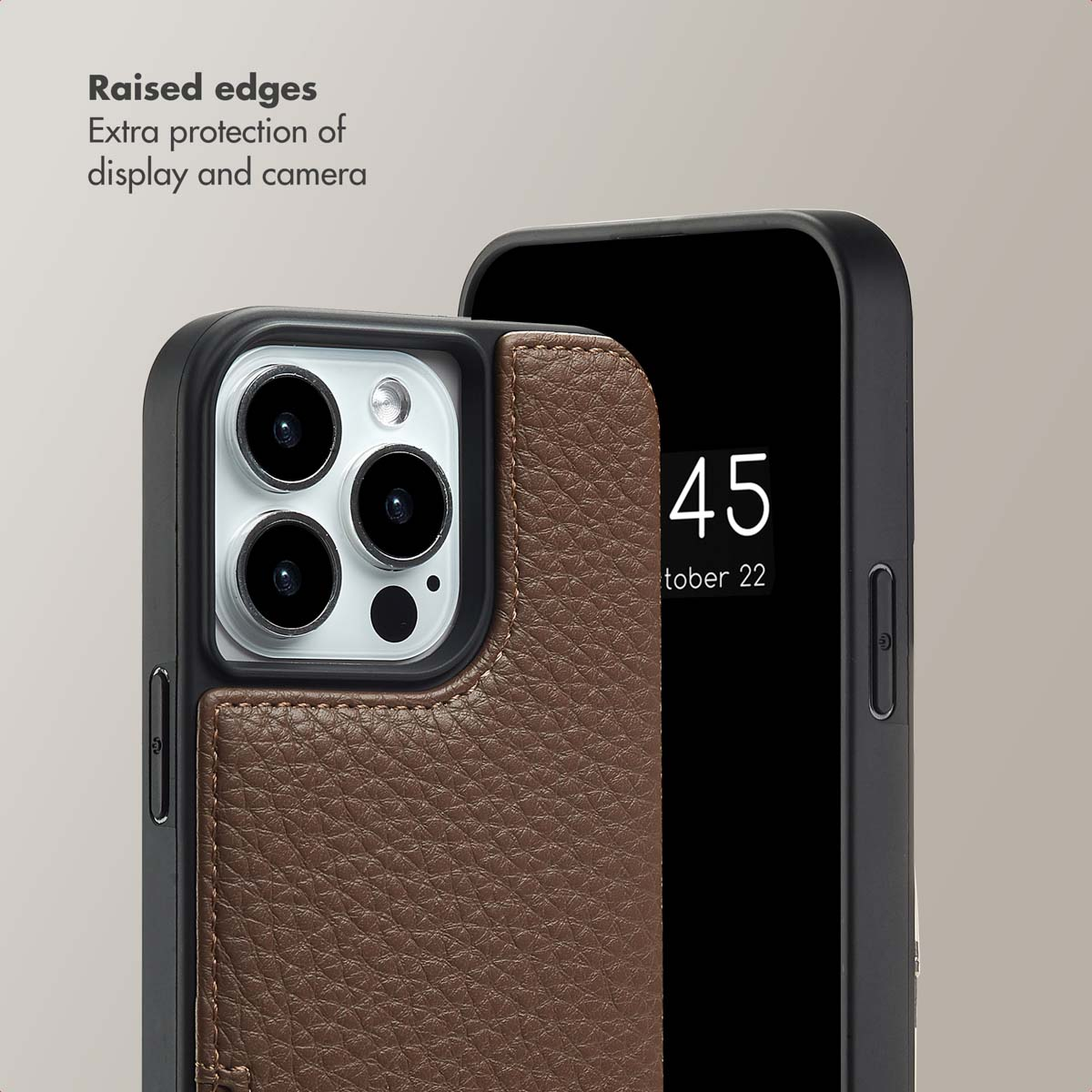 Los bordes elevados ofrecen protección adicional para la pantalla y la cámara de un smartphone con funda de cuero marrón.