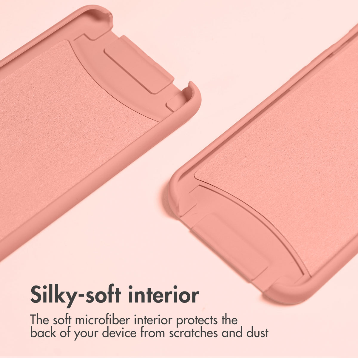 Deux coques de téléphone roses sur fond rose avec doublure intérieure douce.