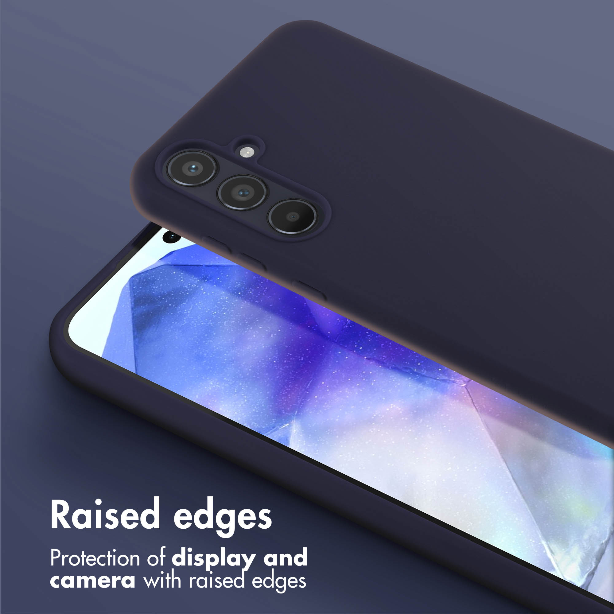 Un smartphone dans une coque bleu foncé avec des bords surélevés protégeant l'écran et la caméra sur fond bleu.