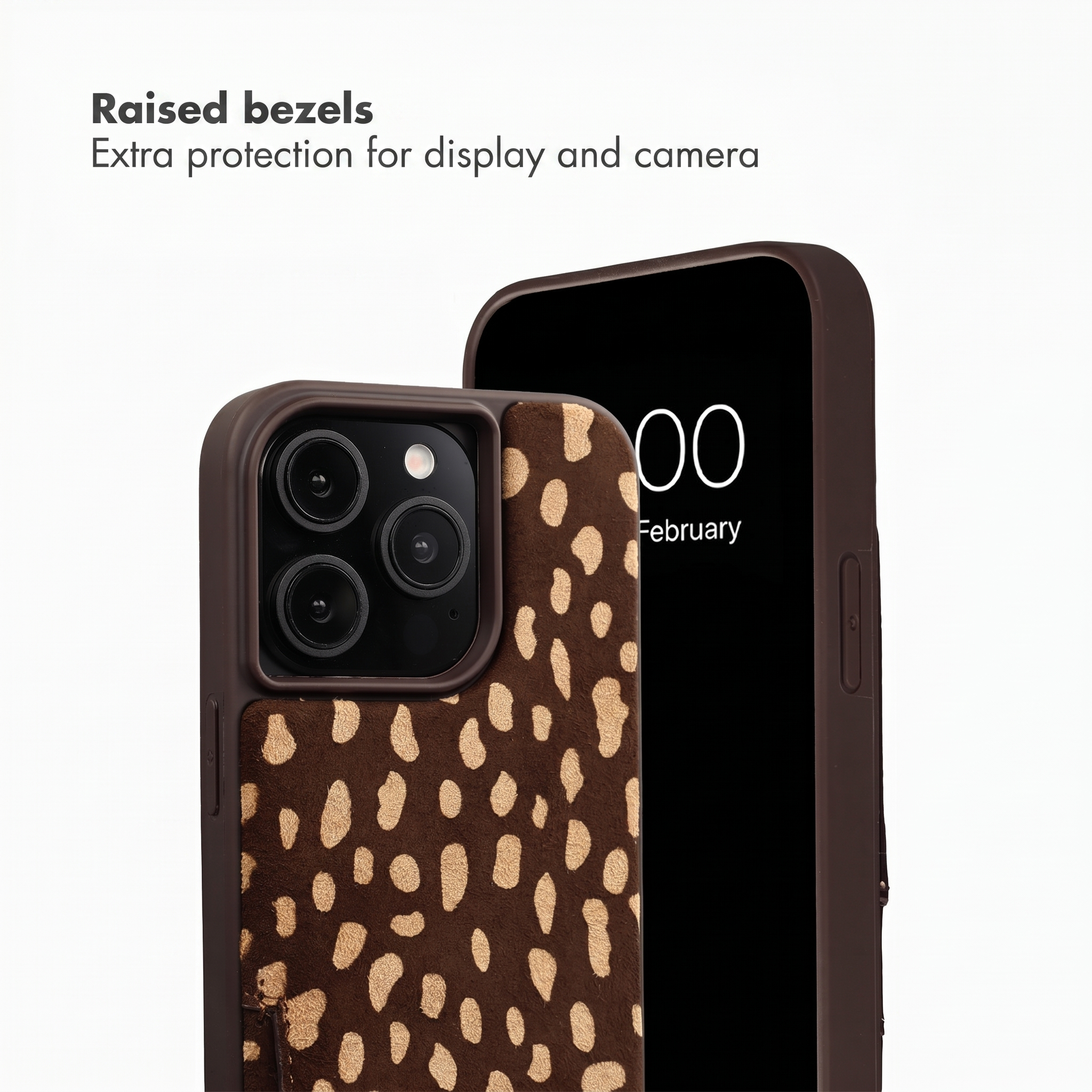 Smartphone dans une coque marron imprimé léopard avec des bords surélevés pour protéger l'écran et l'appareil photo.