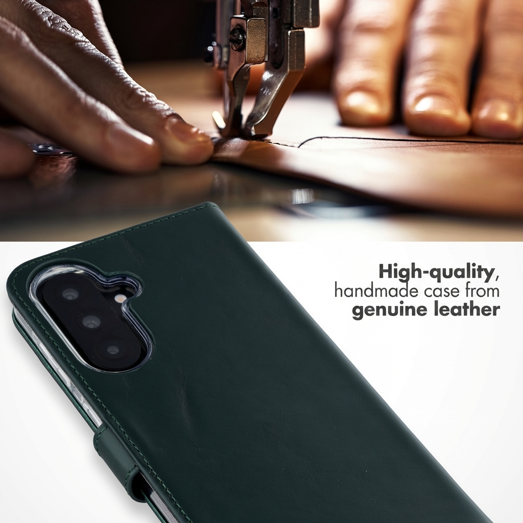 Handgefertigte grüne Leder-Handyhülle im Vordergrund mit einer Nähmaschine im Hintergrund.