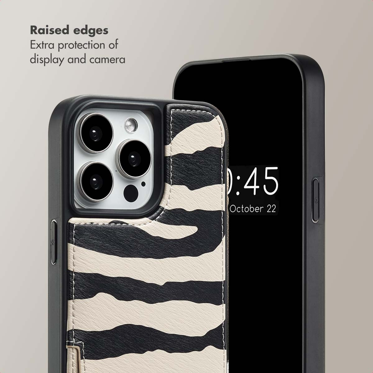 Deux coques de téléphone noires, dont une à motif zèbre, ont des bords surélevés pour la protection.