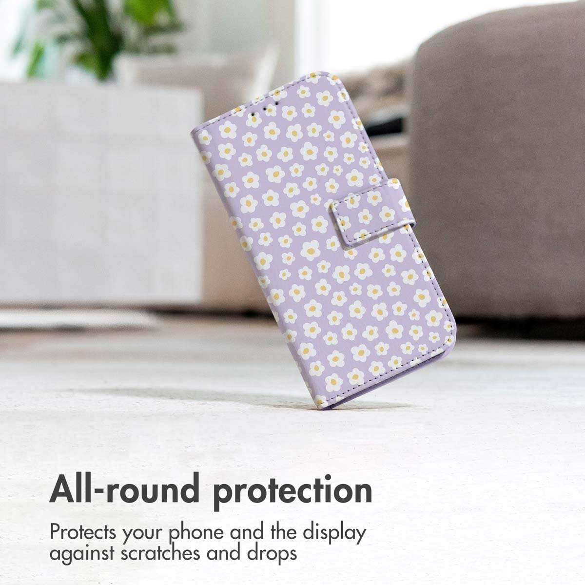 Una funda de móvil morada con margaritas blancas sobre una superficie blanca con texto.