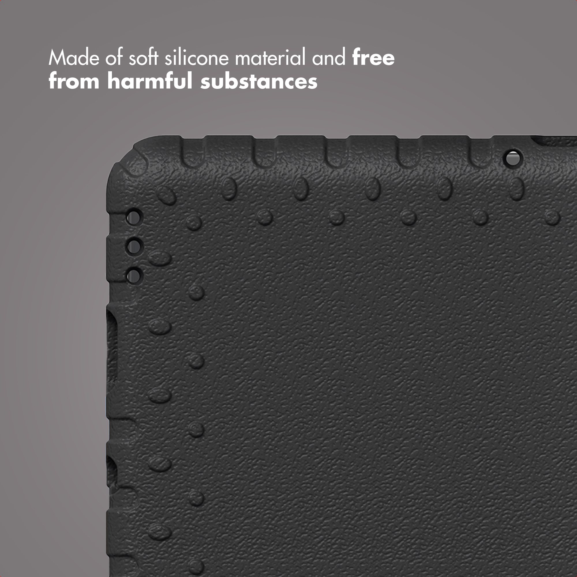 Gros plan d'une coque de protection en silicone gris foncé avec une surface texturée.