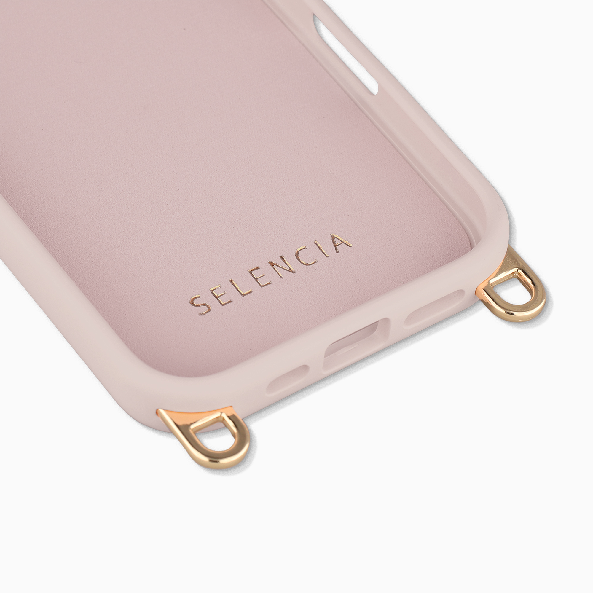 Primer plano de una funda rosa para teléfono con anillos en D dorados y la marca Selencia.