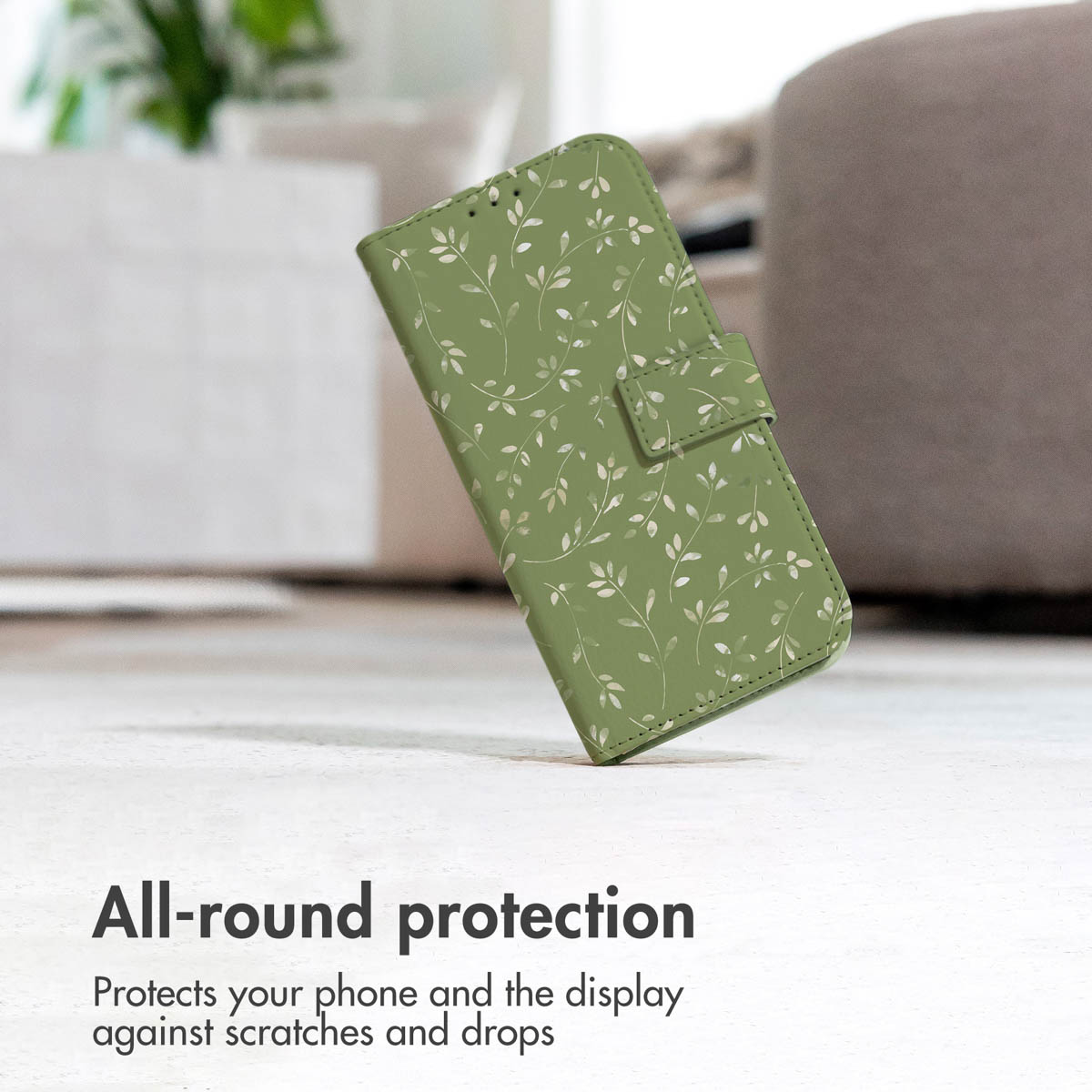 Una funda de móvil verde con patrón de hojas blancas está de pie en el interior, con texto abajo.