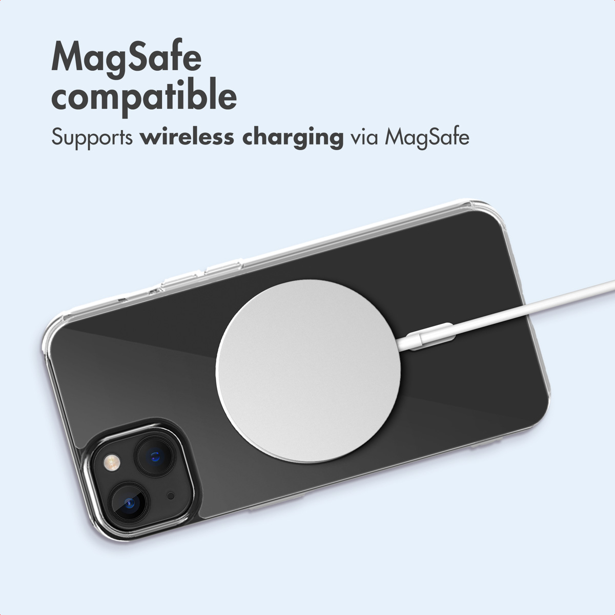 Uno smartphone con custodia trasparente mostra un disco di ricarica MagSafe sul retro.