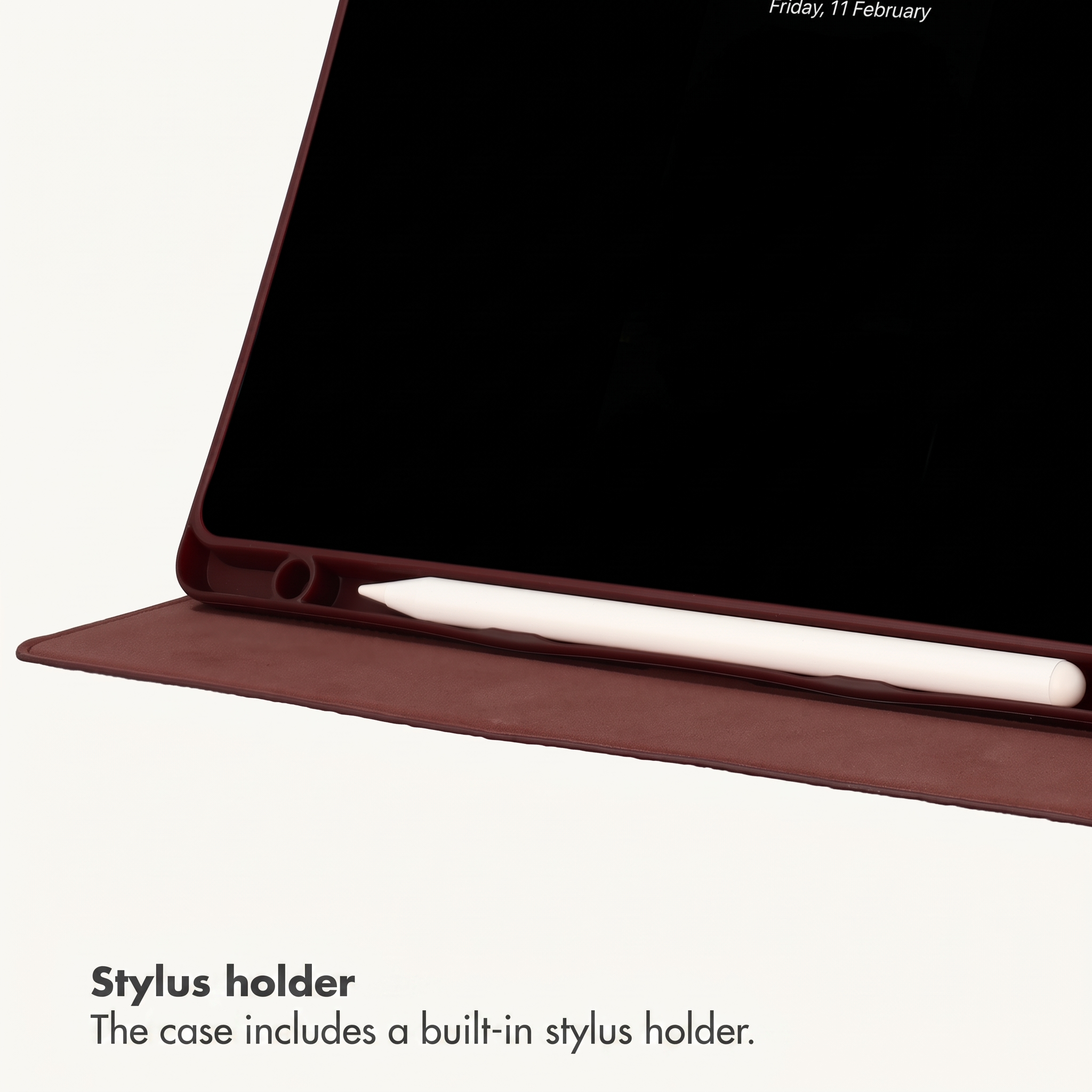Un étui de tablette rouge foncé avec un porte-stylet intégré et un stylet blanc.