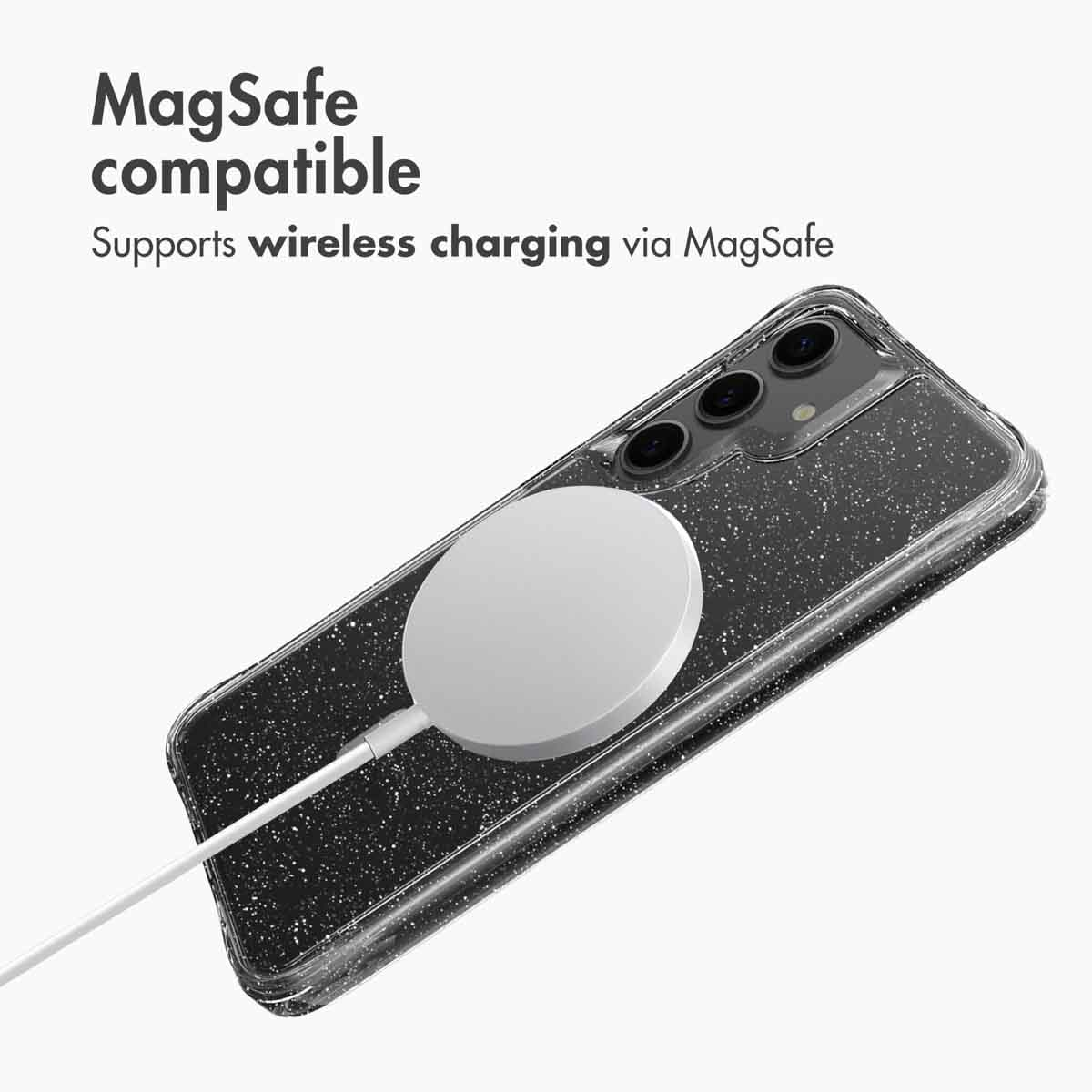 Glitzernde Handyhülle auf weißem Hintergrund mit MagSafe-Ladegerät.