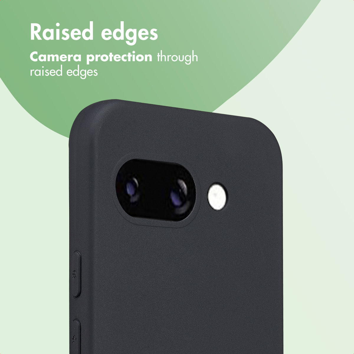 Primer plano de una funda de móvil negra sobre fondo verde, destacando los bordes elevados de la cámara.