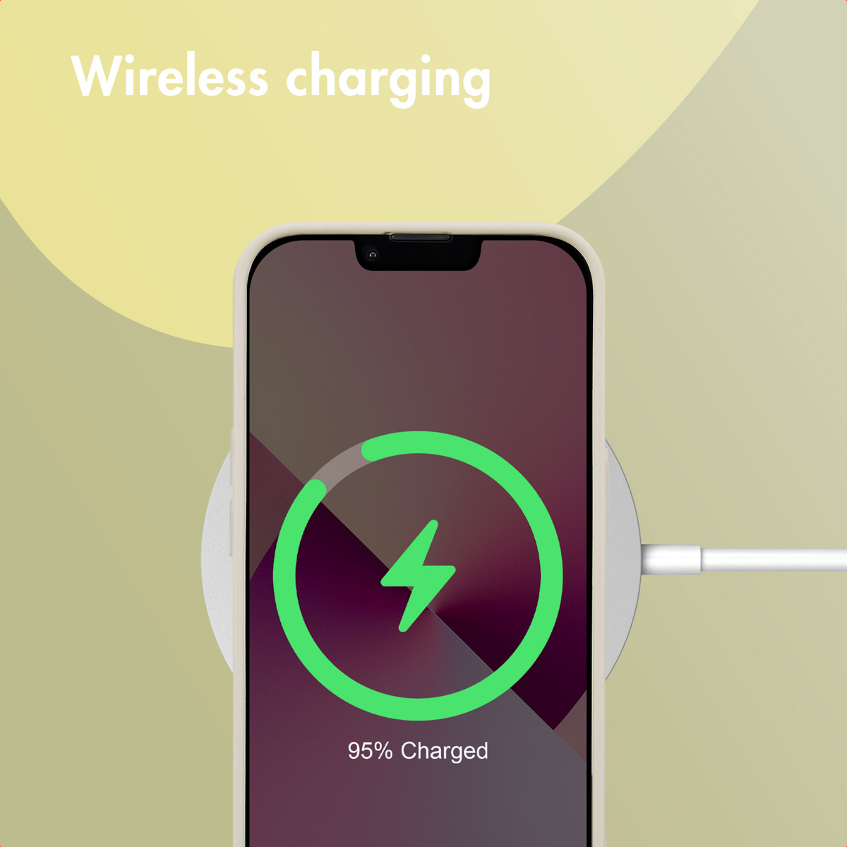 Ein Smartphone lädt kabellos auf einer Ladestation mit 95% Akkuanzeige.