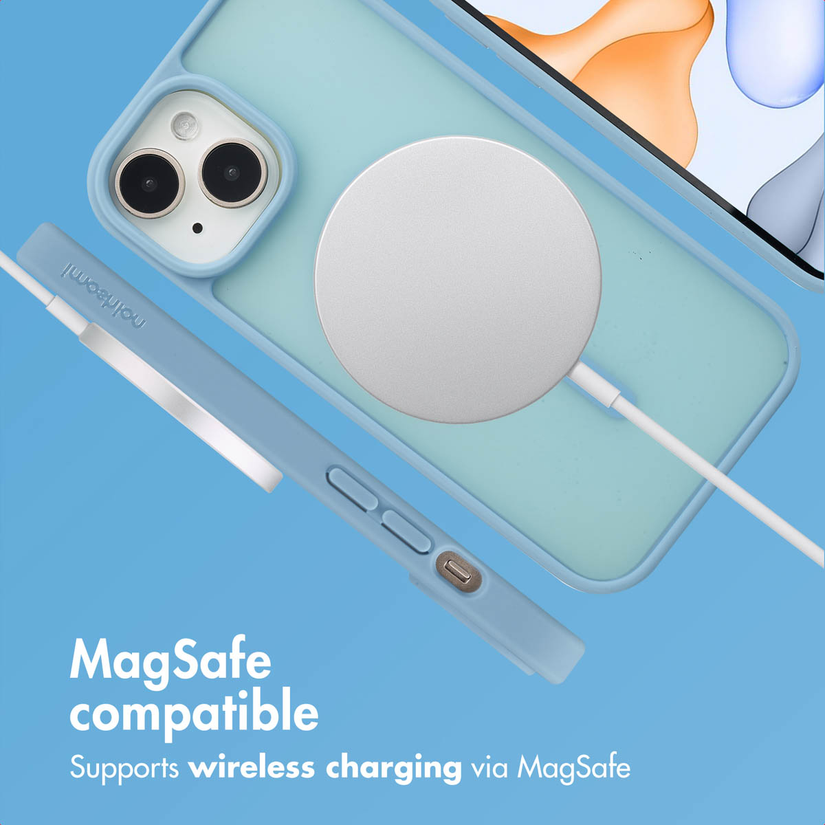 Blauwe iPhone-hoes met MagSafe-oplader op een blauwe achtergrond.