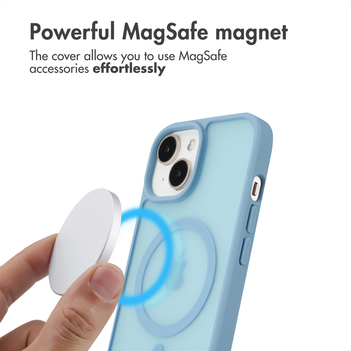 Een hand houdt een wit MagSafe-accessoire bij een lichtblauwe hoes met magnetische ring, tekst bovenaan.