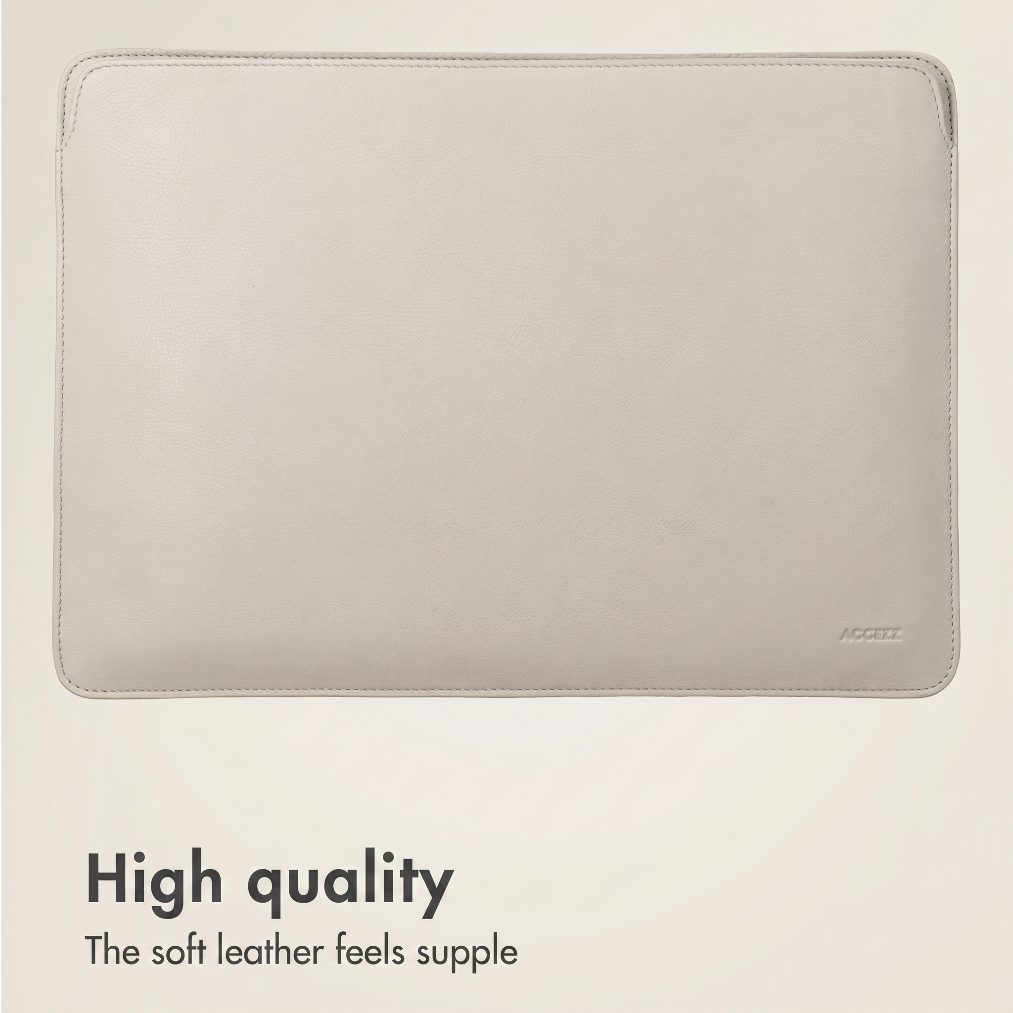 Eine flache, beigefarbene Laptoptasche aus Leder mit genähten Rändern und dem geprägten Markennamen ACZEZZ.