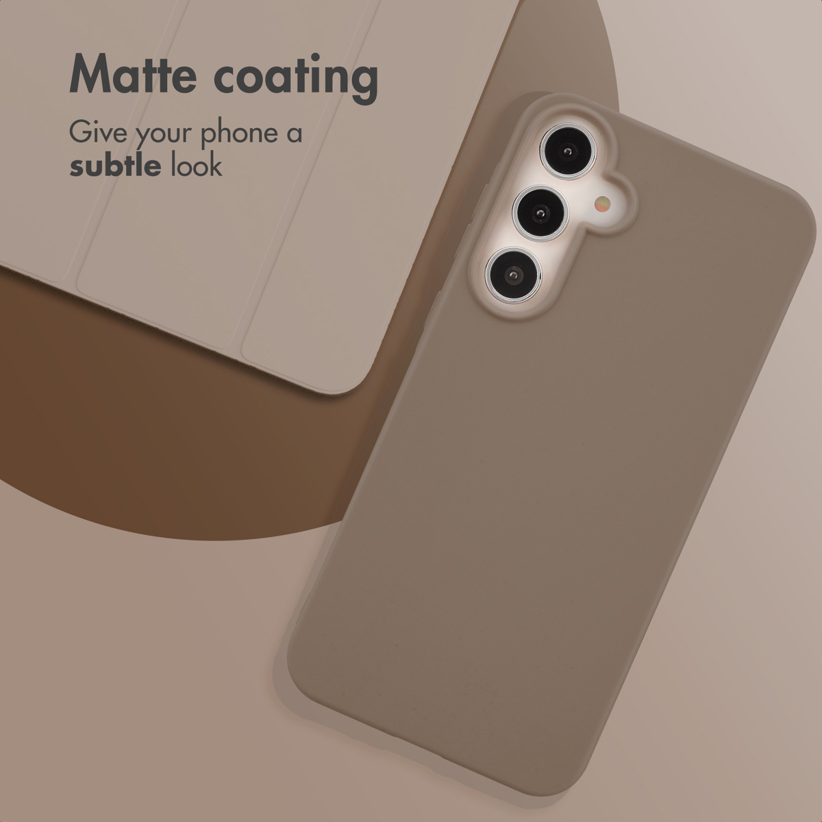 Smartfon w beżowym matowym etui leży na beżowej powierzchni z tekstem.