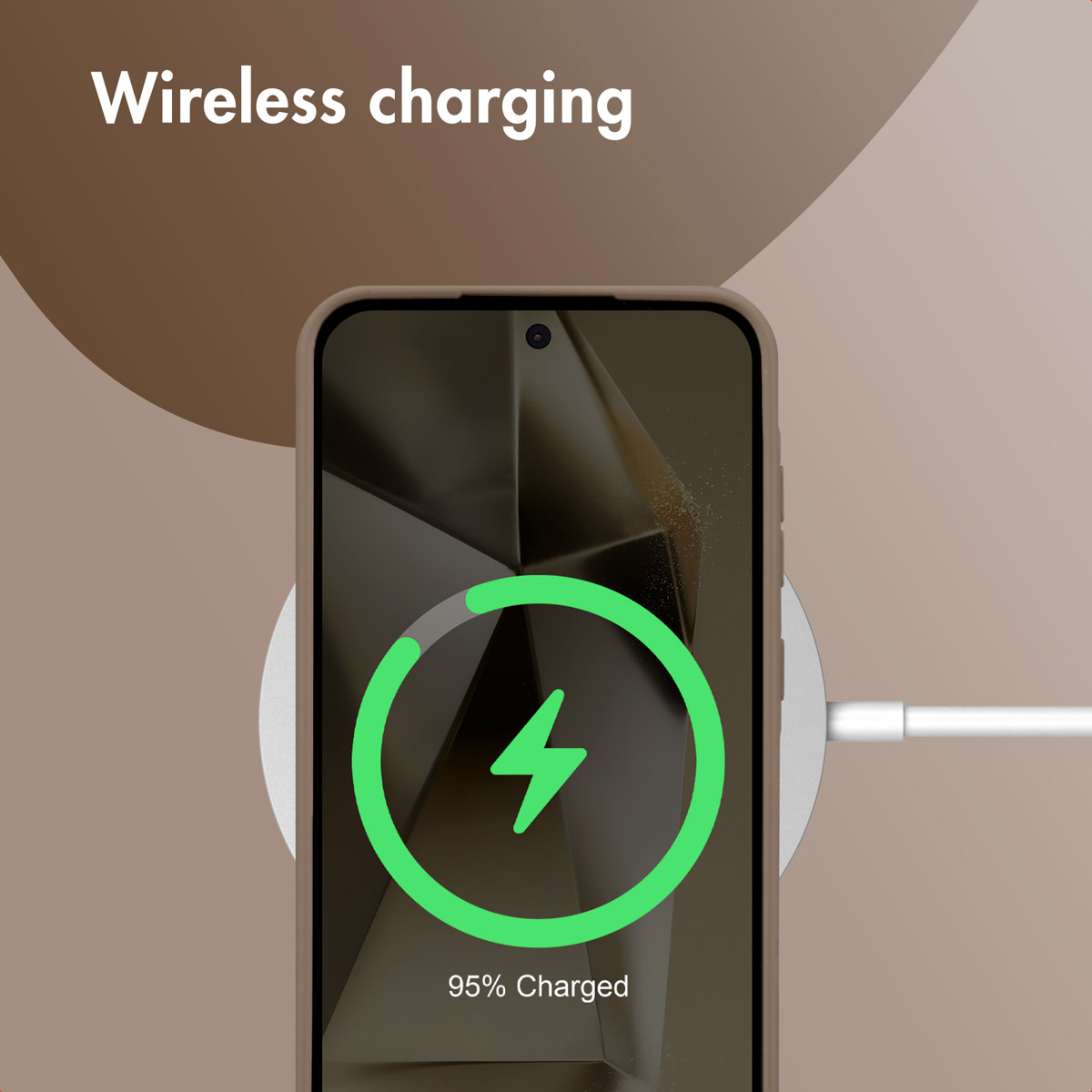 Smartfon spoczywa na okrągłej ładowarce bezprzewodowej, pokazując 95% baterii.