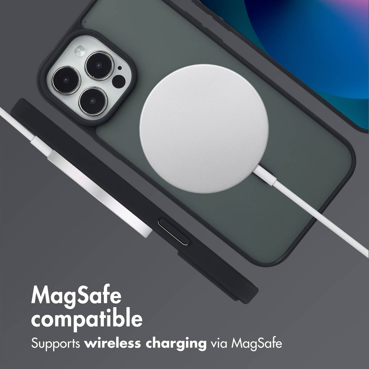 Un smartphone dans une coque de protection avec un chargeur MagSafe blanc prenant en charge la charge sans fil.