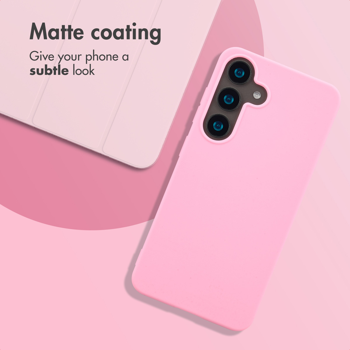 Un teléfono inteligente rosa con una funda protectora mate yace sobre una superficie rosa junto a una tableta.