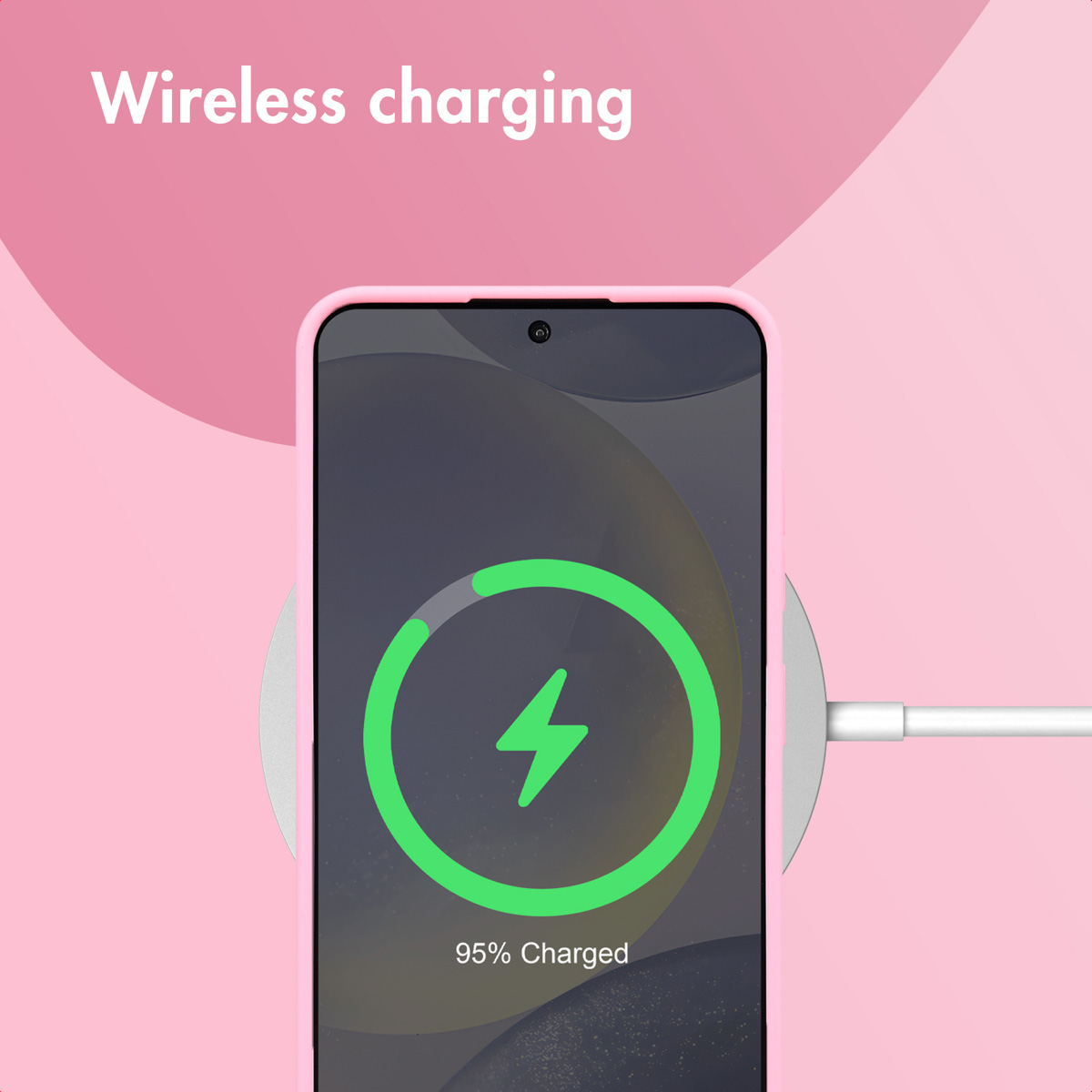 Un smartphone con funda rosa se carga en una base inalámbrica al 95%.