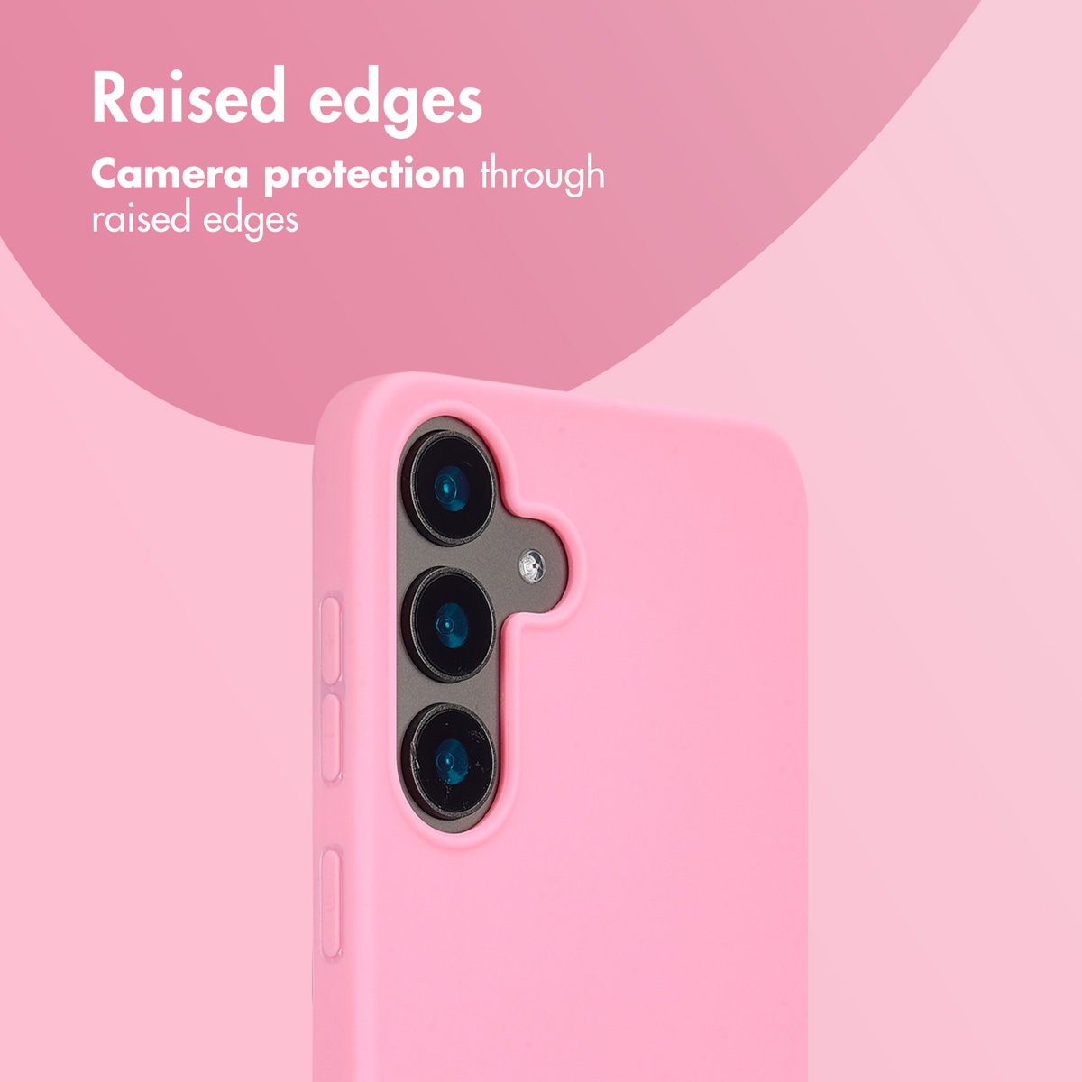 Funda de teléfono rosa con bordes elevados que protegen tres cámaras traseras sobre fondo rosa.