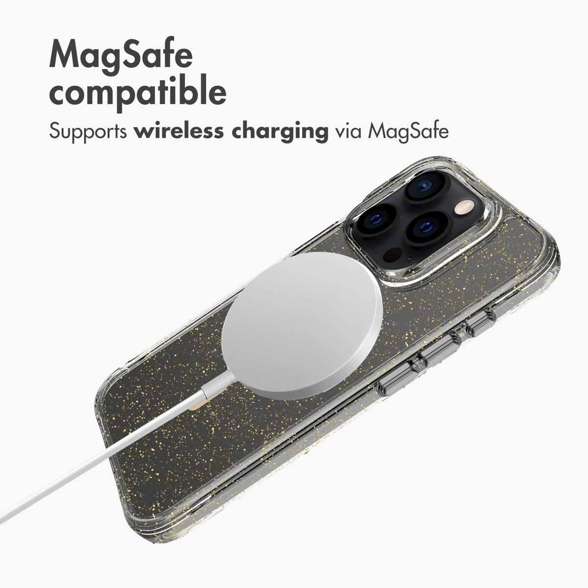 Glitzernde Handyhülle auf einem Smartphone mit einem runden, weißen MagSafe-Ladegerät auf der Rückseite.