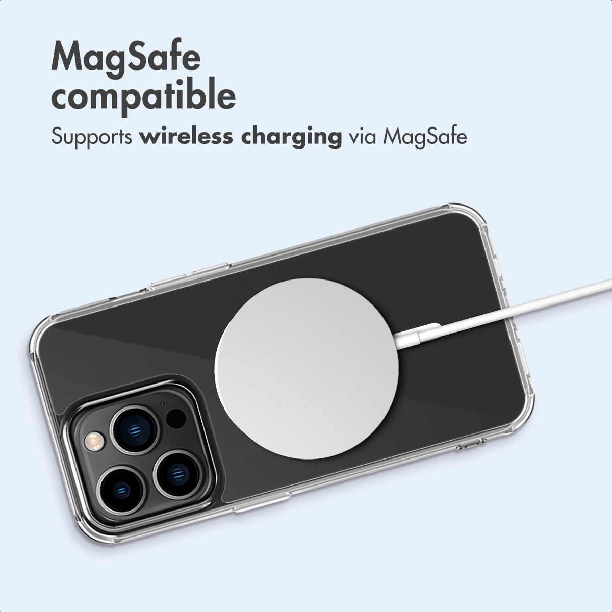 Uno smartphone in una custodia protettiva in carica wireless con caricatore MagSafe.
