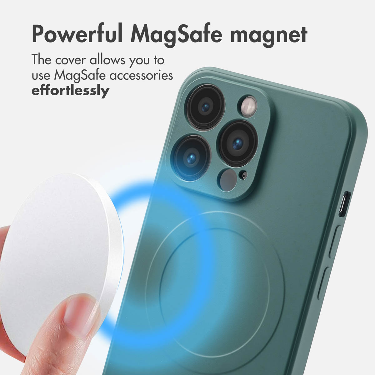 Smartphone verde in custodia protettiva con magnete MagSafe e disco di ricarica bianco.