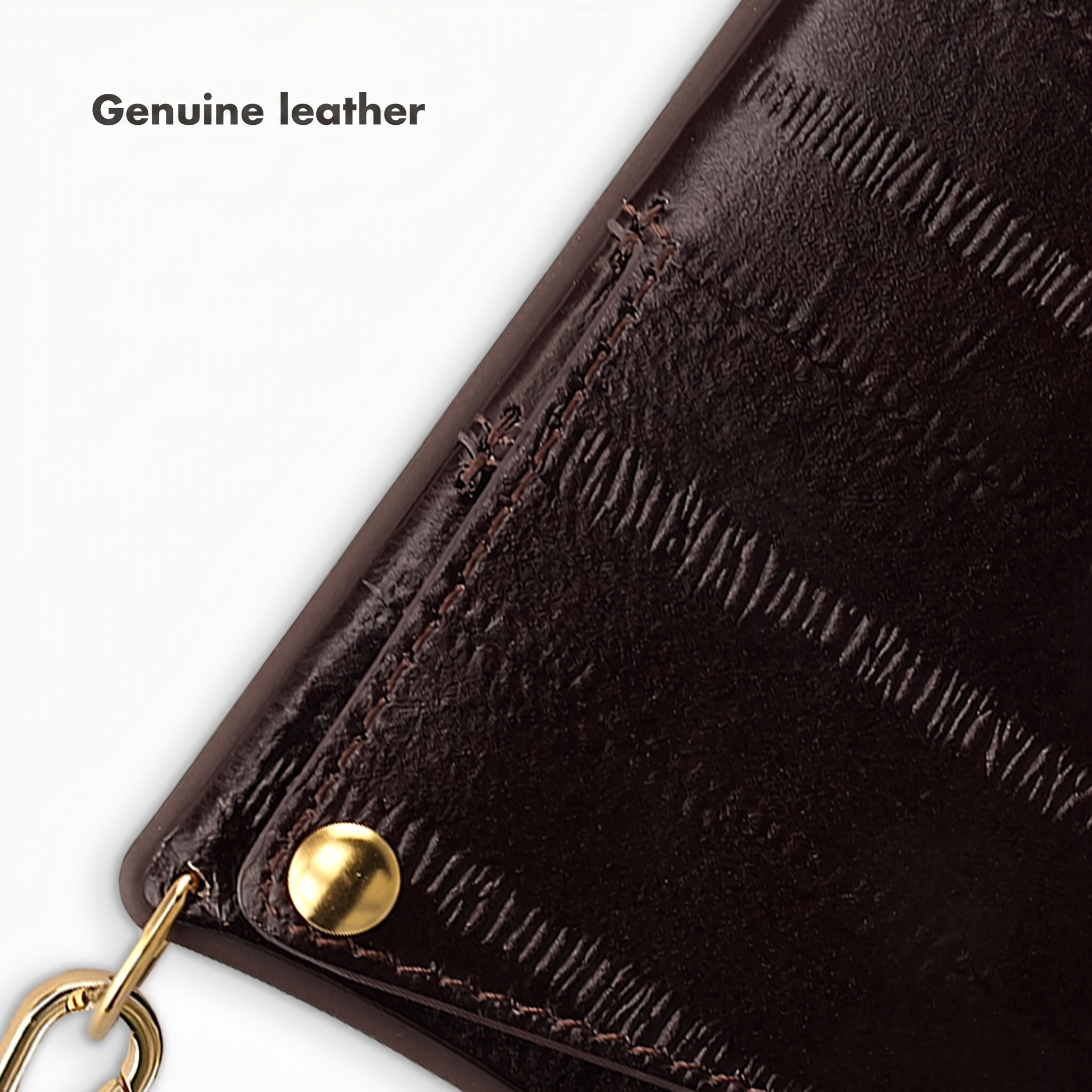 Gros plan sur un sac en cuir marron foncé avec coutures, bouton pression doré et chaîne. Texte: Cuir véritable.