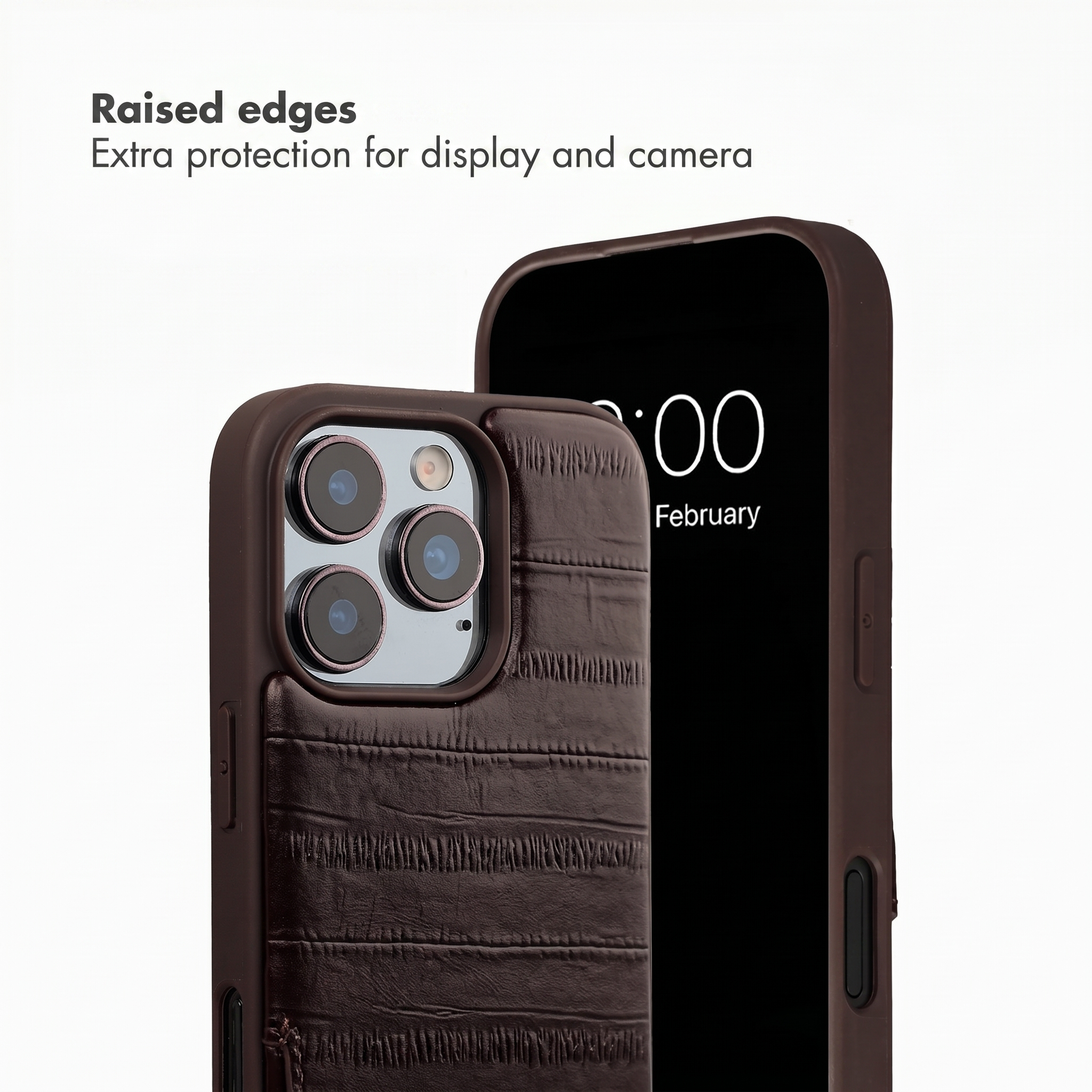 Coque de téléphone en cuir marron avec texte et deux smartphones sur fond blanc.