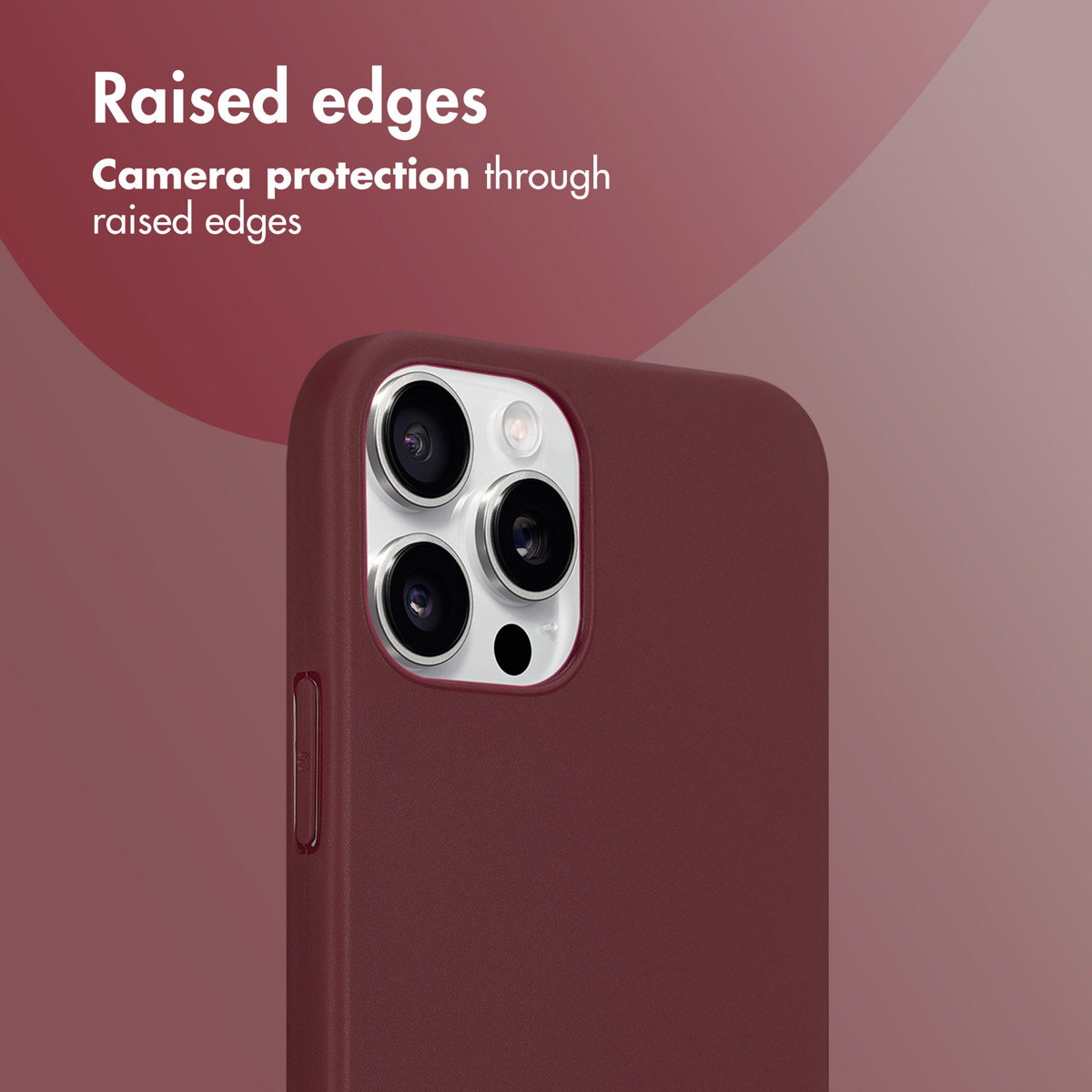 Arrière d'un smartphone rouge avec triple objectif et bords surélevés sur fond rouge.