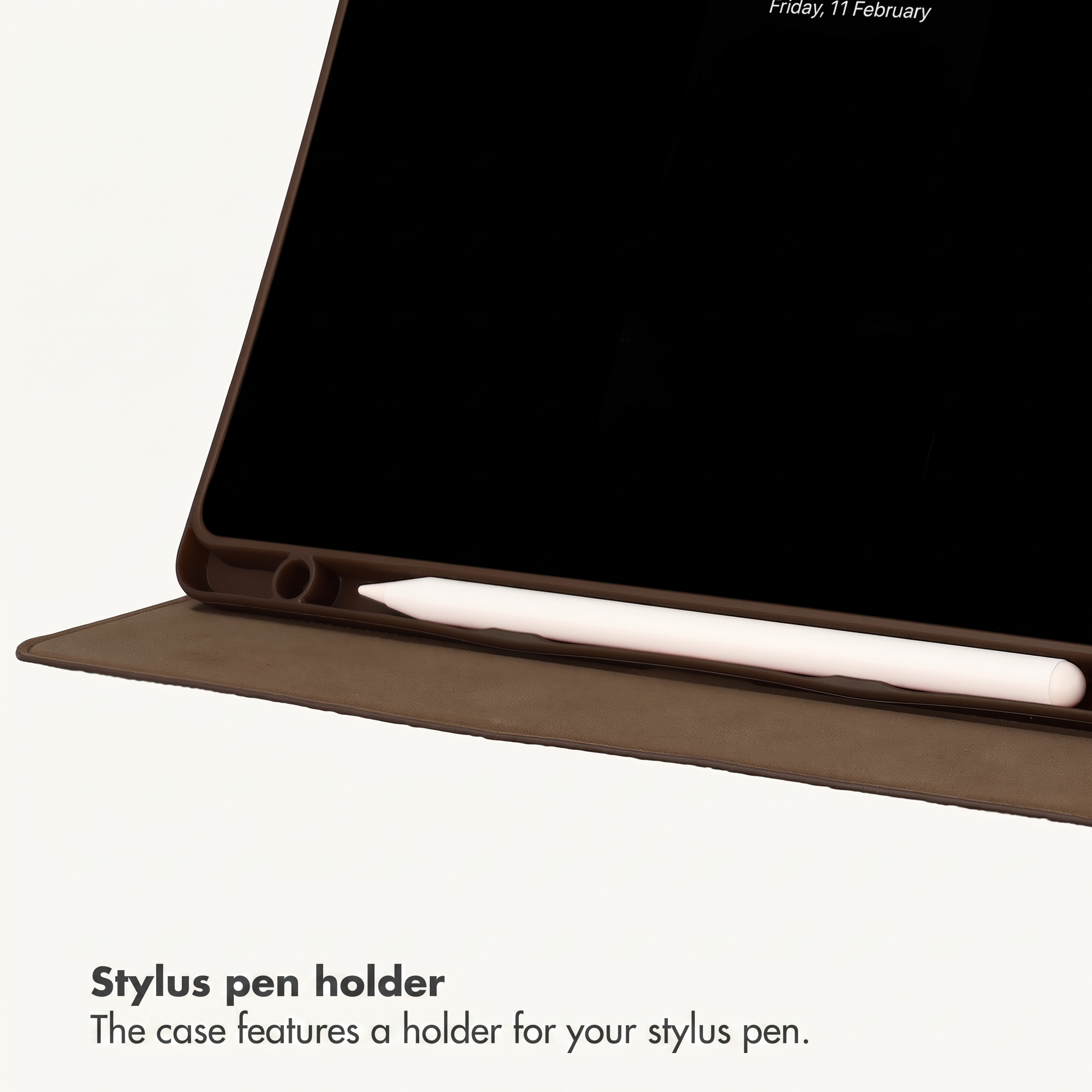 Un stylet repose dans le support d'un étui de tablette marron sur fond blanc.