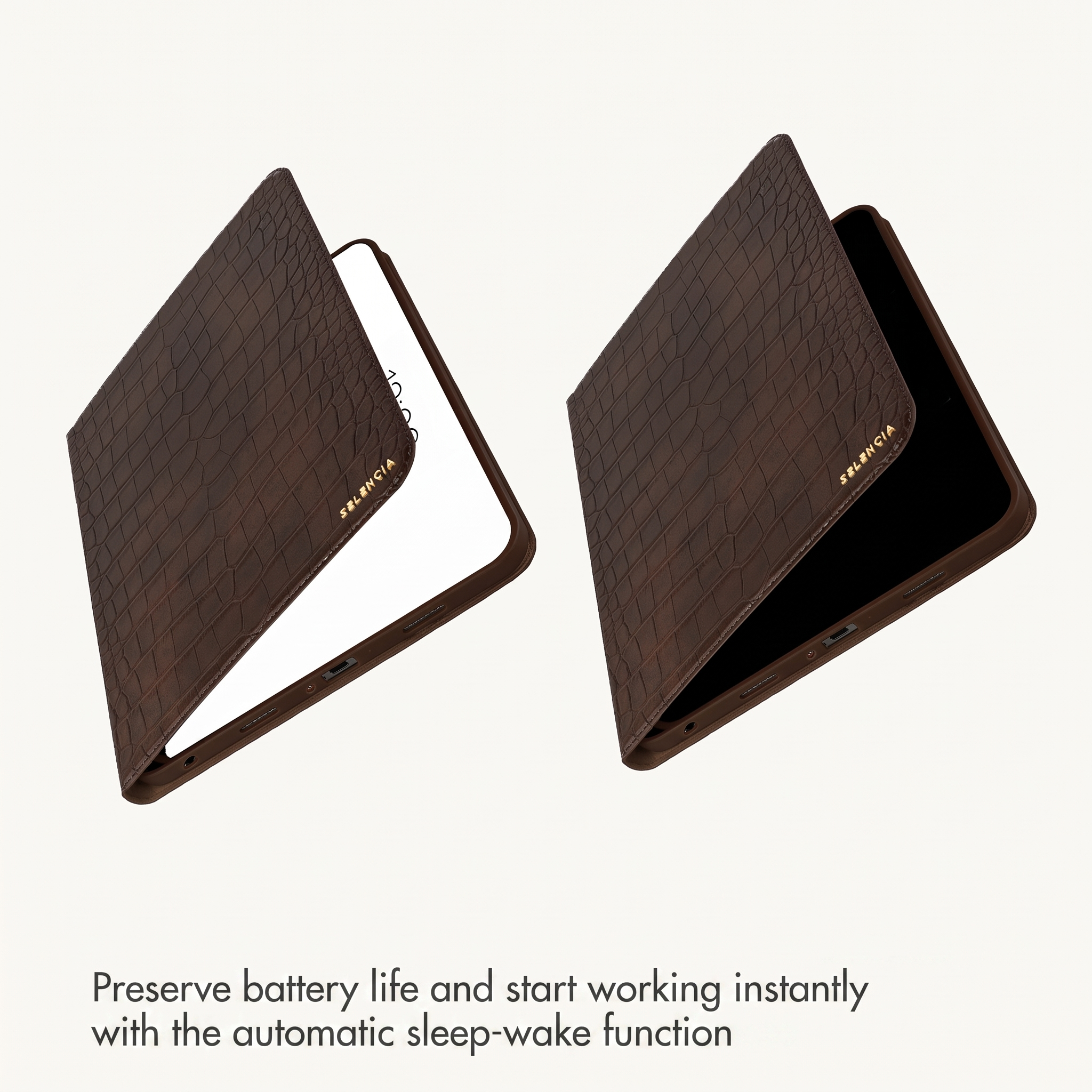 Deux étuis de tablette marron avec motif cuir de crocodile et logo doré sur fond clair.