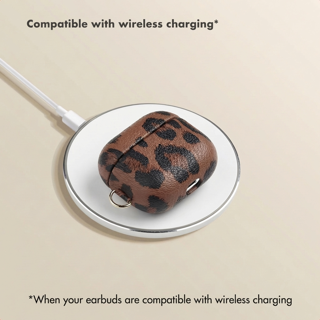 Una funda de AirPods con estampado de leopardo descansa sobre una base de carga inalámbrica blanca y redonda.