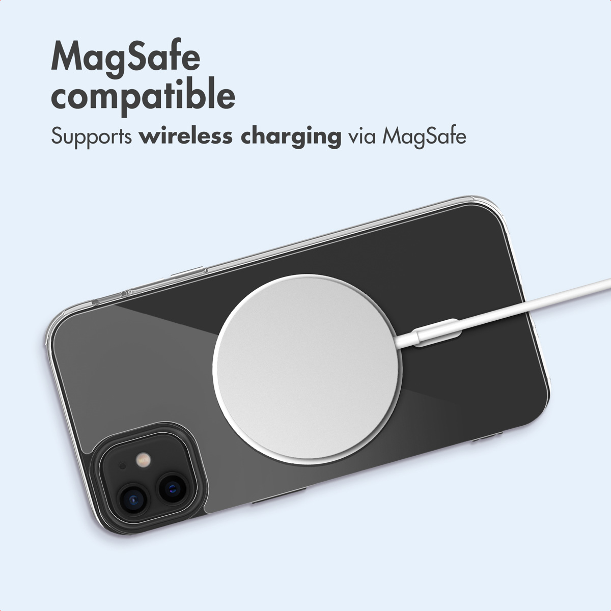 Uno smartphone in una custodia trasparente si ricarica in modalità wireless utilizzando un caricabatterie MagSafe.