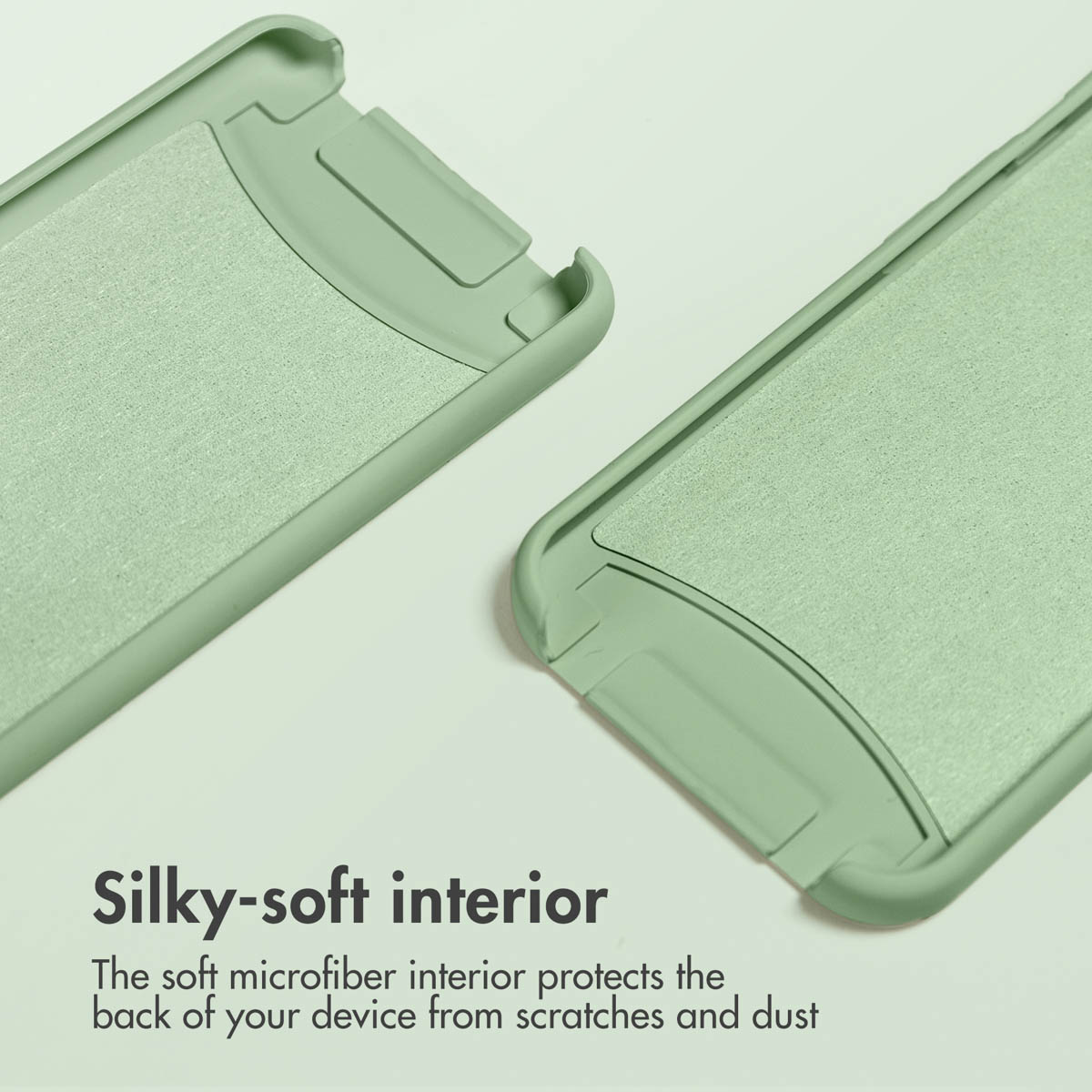 Deux coques de téléphone vert clair avec doublure en microfibre douce sur fond clair.