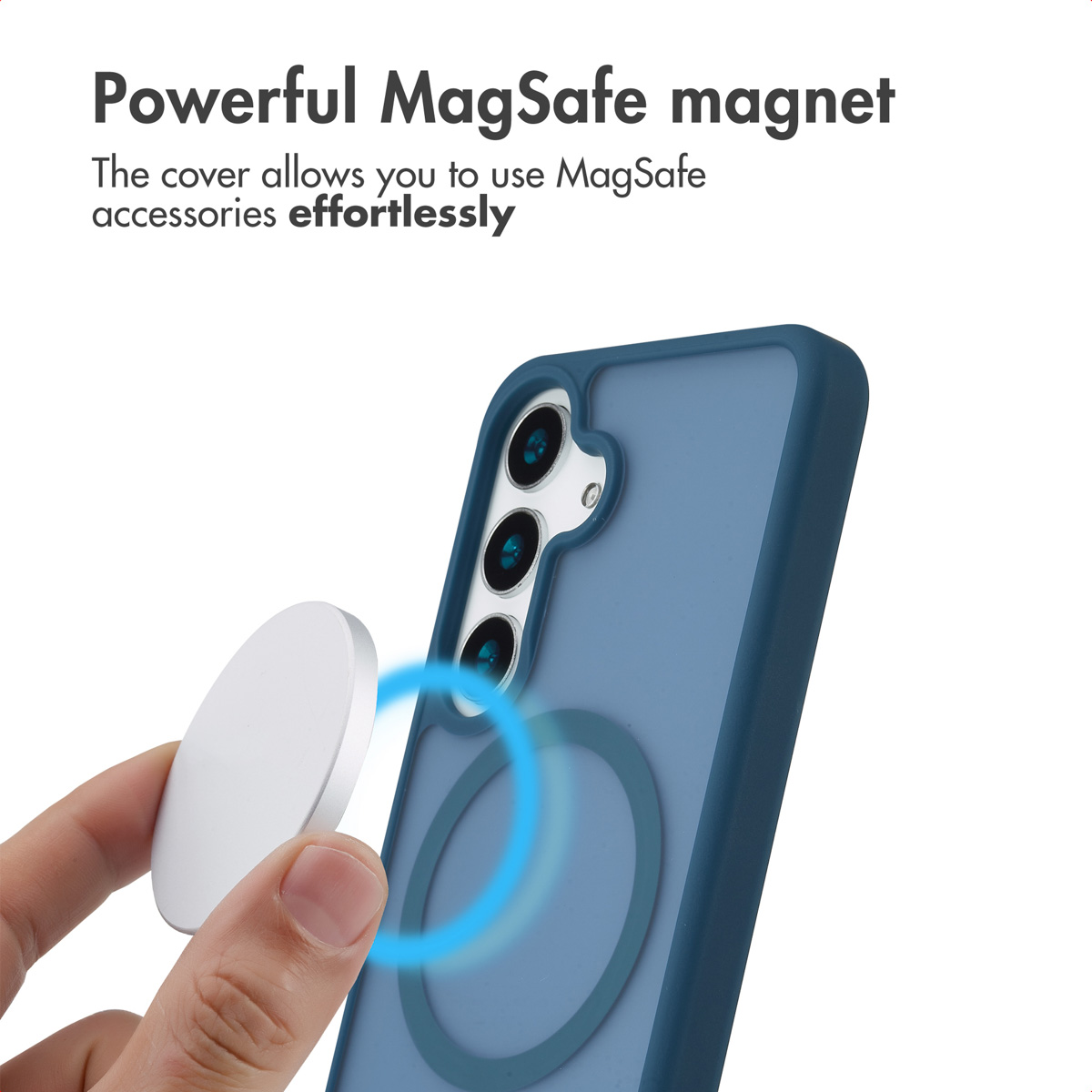 Una mano tiene un accessorio MagSafe bianco vicino a una cover blu.