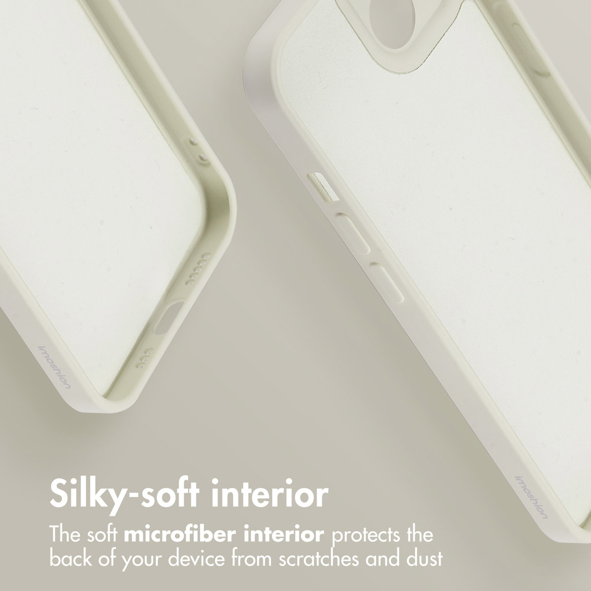 Deux coques de téléphone claires avec intérieur doux et texte sur la protection contre les rayures sur fond beige.