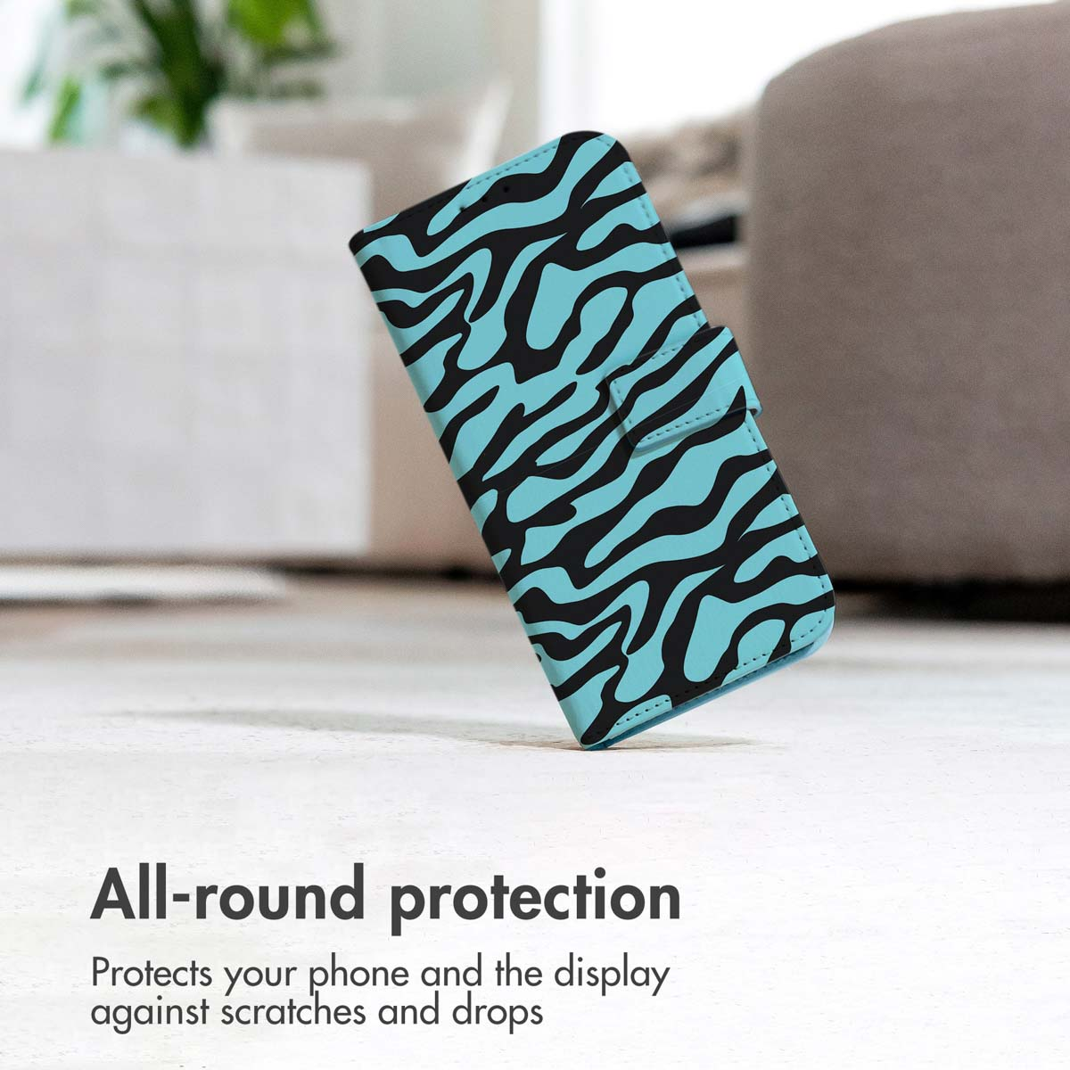 Une coque de téléphone à motifs bleu et noir repose sur une surface claire avec du texte.
