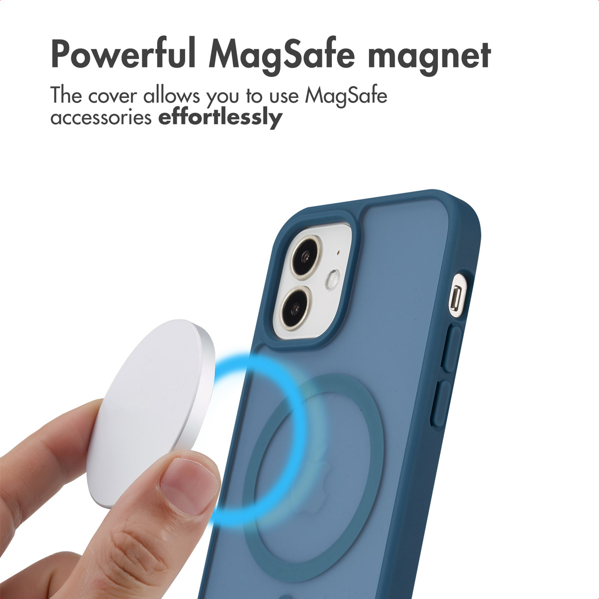 Blaue Handyhülle mit MagSafe-Magnetring und einem runden Zubehörteil in einer Hand.