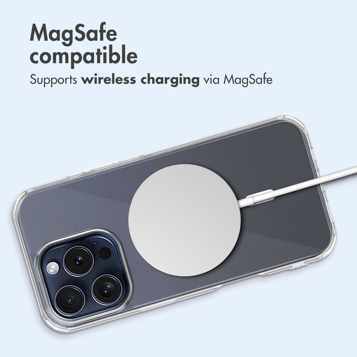 Uno smartphone in custodia trasparente mostra la ricarica wireless MagSafe con un cavo su sfondo azzurro.