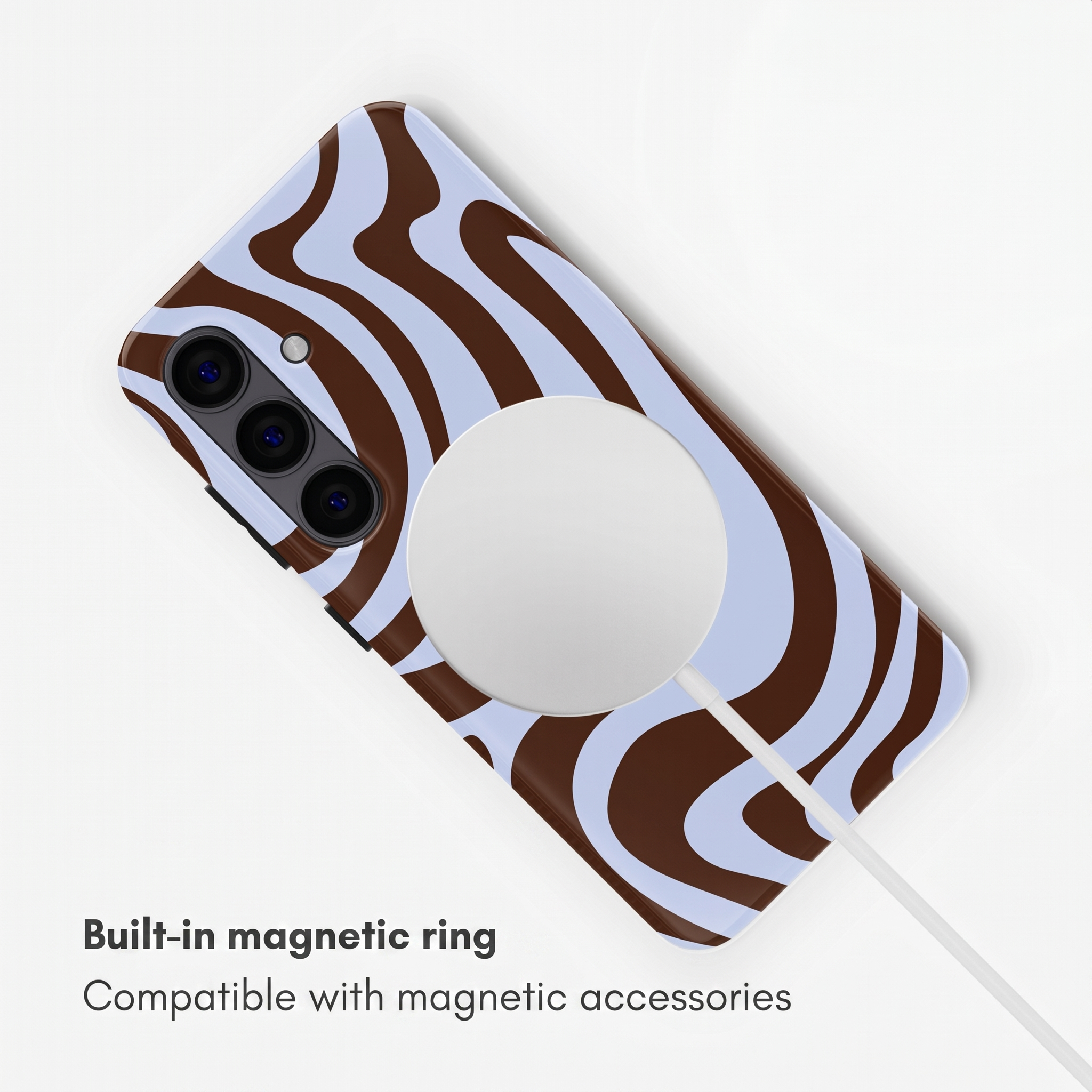 Ein Smartphone mit blau-braunem Wellenmuster-Case, das auf einer weißen Oberfläche an ein Mag-Wireless-Ladegerät haftet.